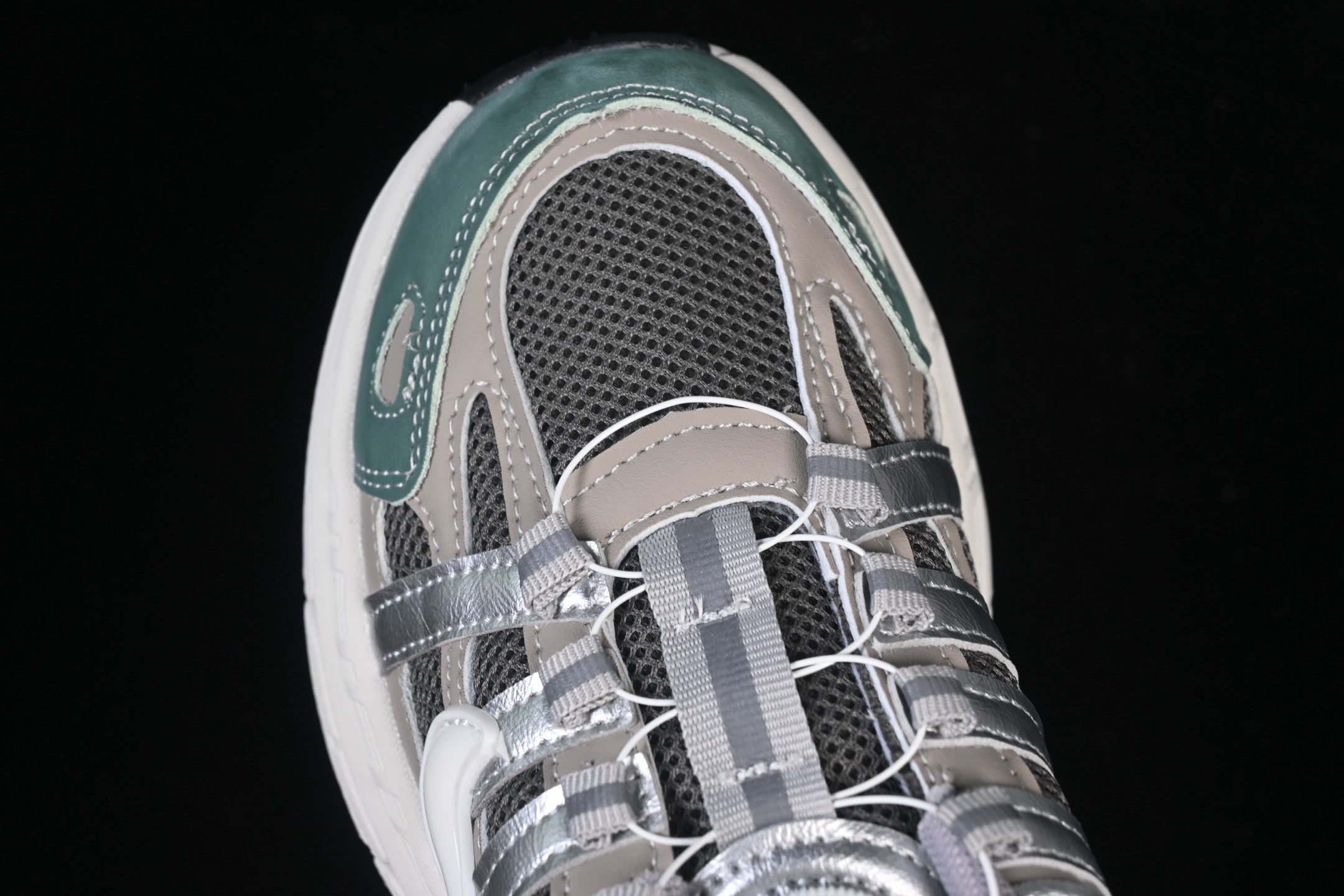 💰170纯原
 Nike P-6000 复古休闲运动童鞋 灰绿白勾
尺码：27 28 29.5 30 31 32 33.5 34 35 J.C3