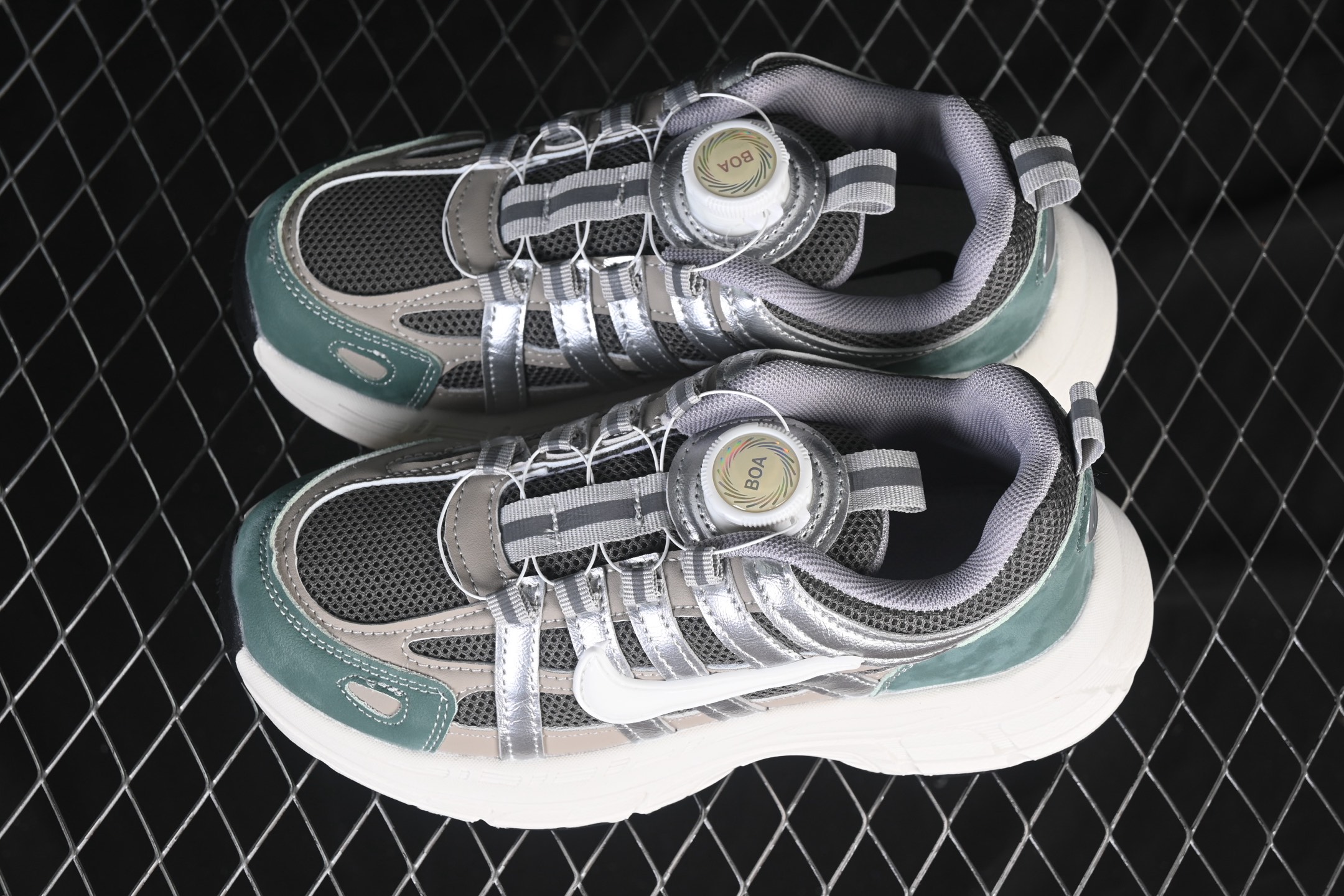 💰170纯原
 Nike P-6000 复古休闲运动童鞋 灰绿白勾
尺码：27 28 29.5 30 31 32 33.5 34 35 J.C3