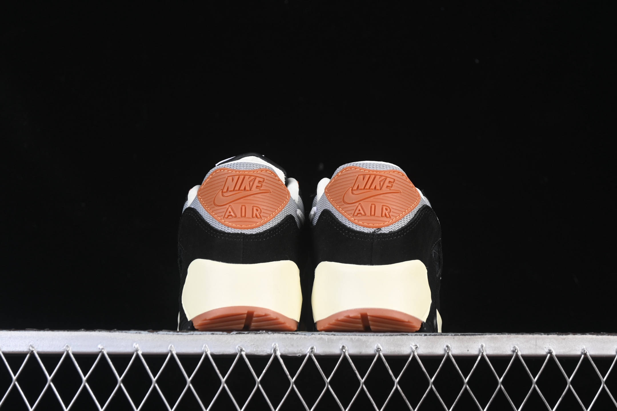 💰220纯原
 Nike Air Max 90 耐克复古气垫跑鞋 IF5605-002
尺码：36 36.5 37.5 38 38.5 39 40 40.5 41 42 42.5 43 44 44.5 45 46 B.C3