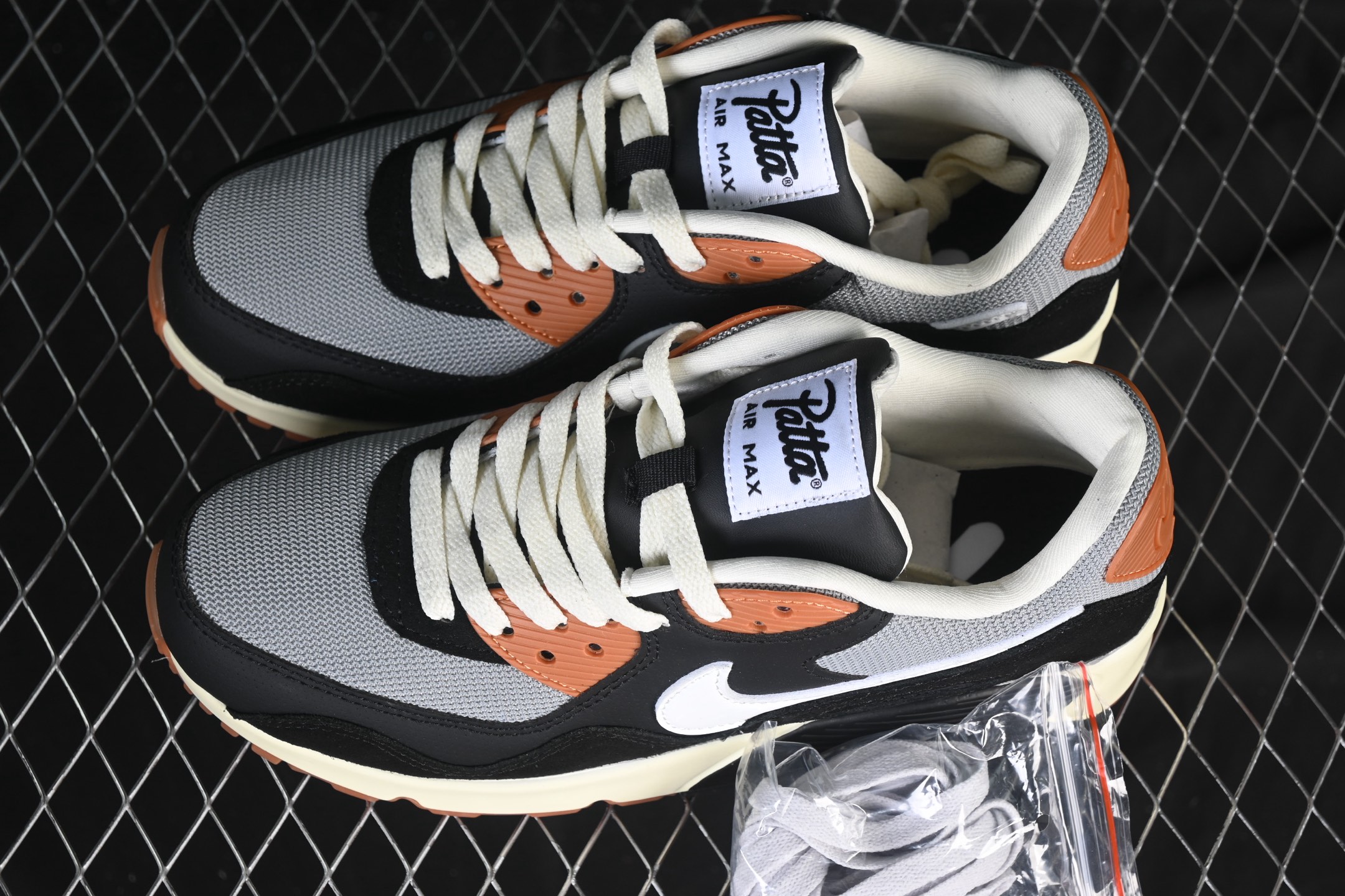 💰220纯原
 Nike Air Max 90 耐克复古气垫跑鞋 IF5605-002
尺码：36 36.5 37.5 38 38.5 39 40 40.5 41 42 42.5 43 44 44.5 45 46 B.C3
