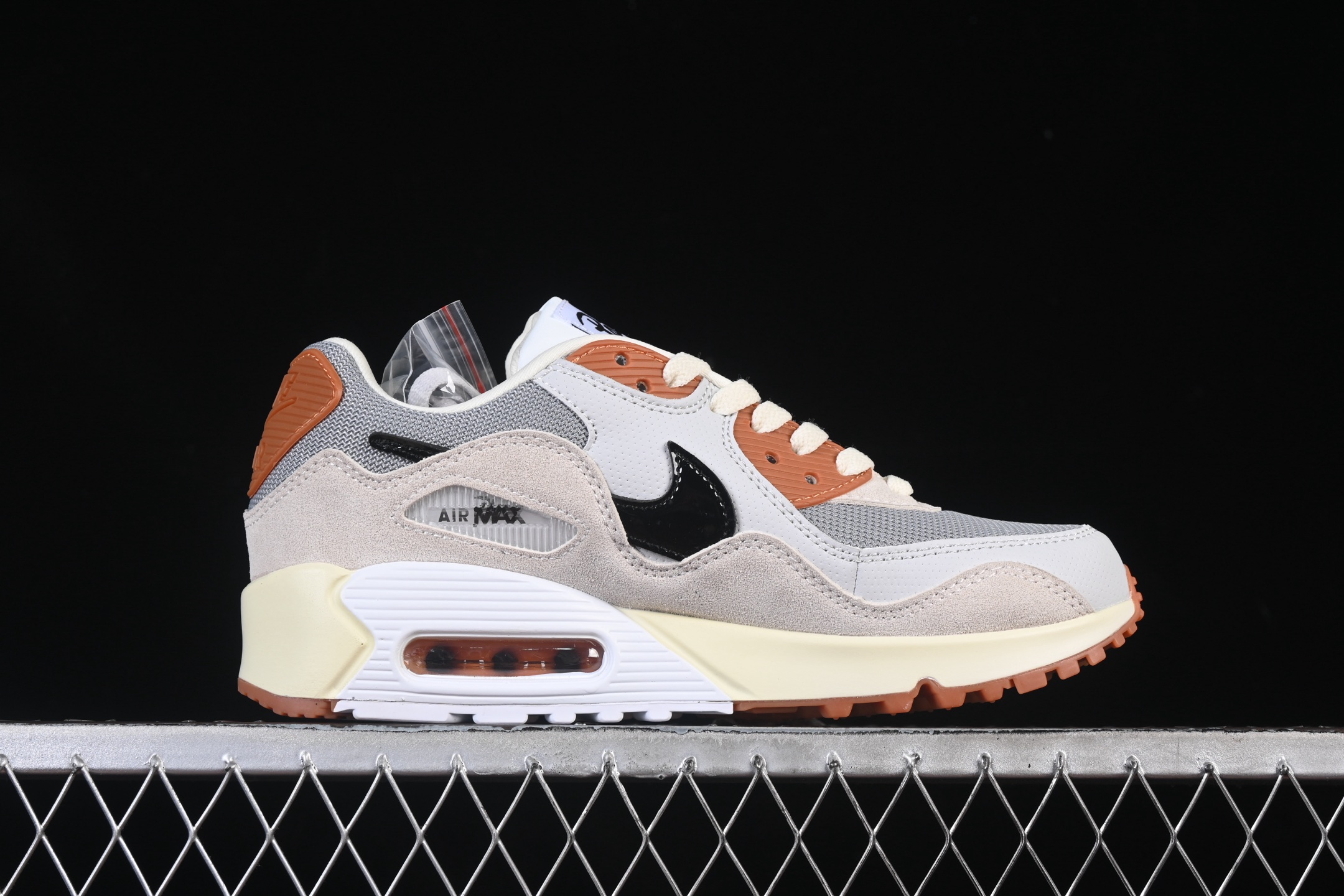 💰220纯原
 Nike Air Max 90 耐克复古气垫跑鞋 IF5605-001
尺码：36 36.5 37.5 38 38.5 39 40 40.5 41 42 42.5 43 44 44.5 45 46 B.C3
