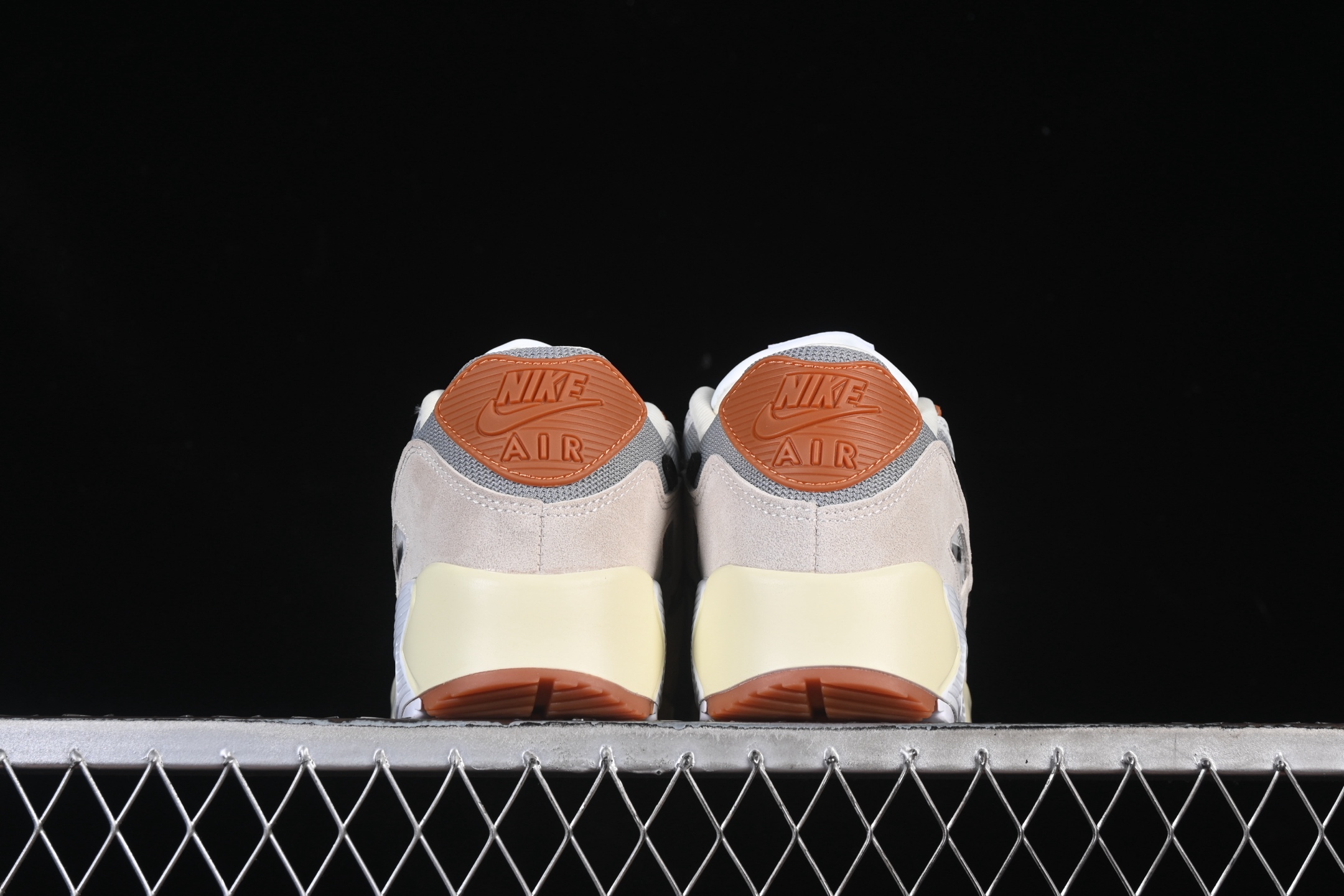💰220纯原
 Nike Air Max 90 耐克复古气垫跑鞋 IF5605-001
尺码：36 36.5 37.5 38 38.5 39 40 40.5 41 42 42.5 43 44 44.5 45 46 B.C3