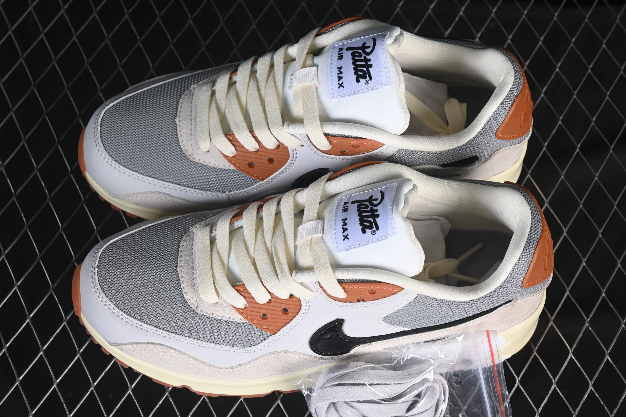 💰220纯原
 Nike Air Max 90 耐克复古气垫跑鞋 IF5605-001
尺码：36 36.5 37.5 38 38.5 39 40 40.5 41 42 42.5 43 44 44.5 45 46 B.C3