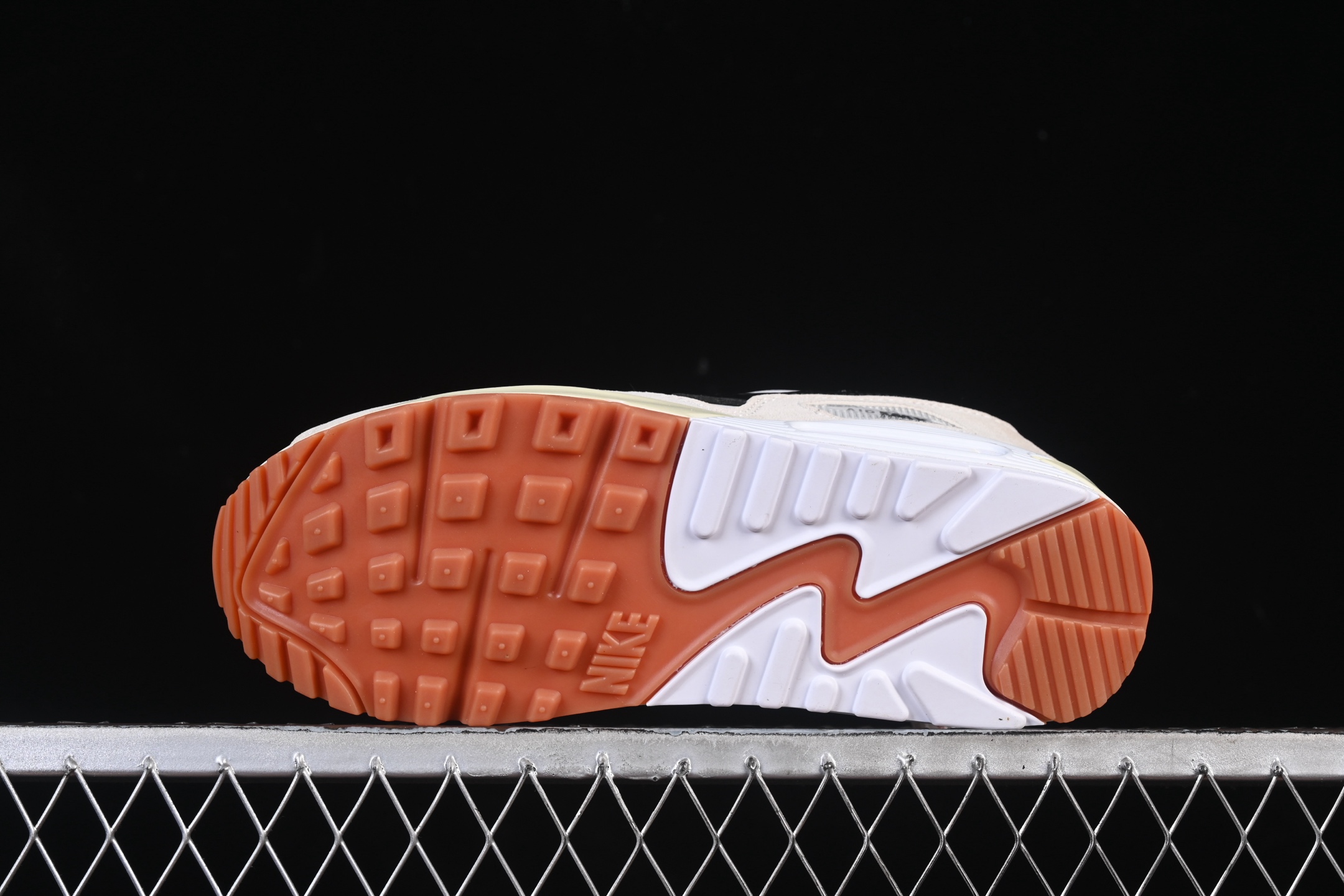 💰220纯原
 Nike Air Max 90 耐克复古气垫跑鞋 IF5605-001
尺码：36 36.5 37.5 38 38.5 39 40 40.5 41 42 42.5 43 44 44.5 45 46 B.C3