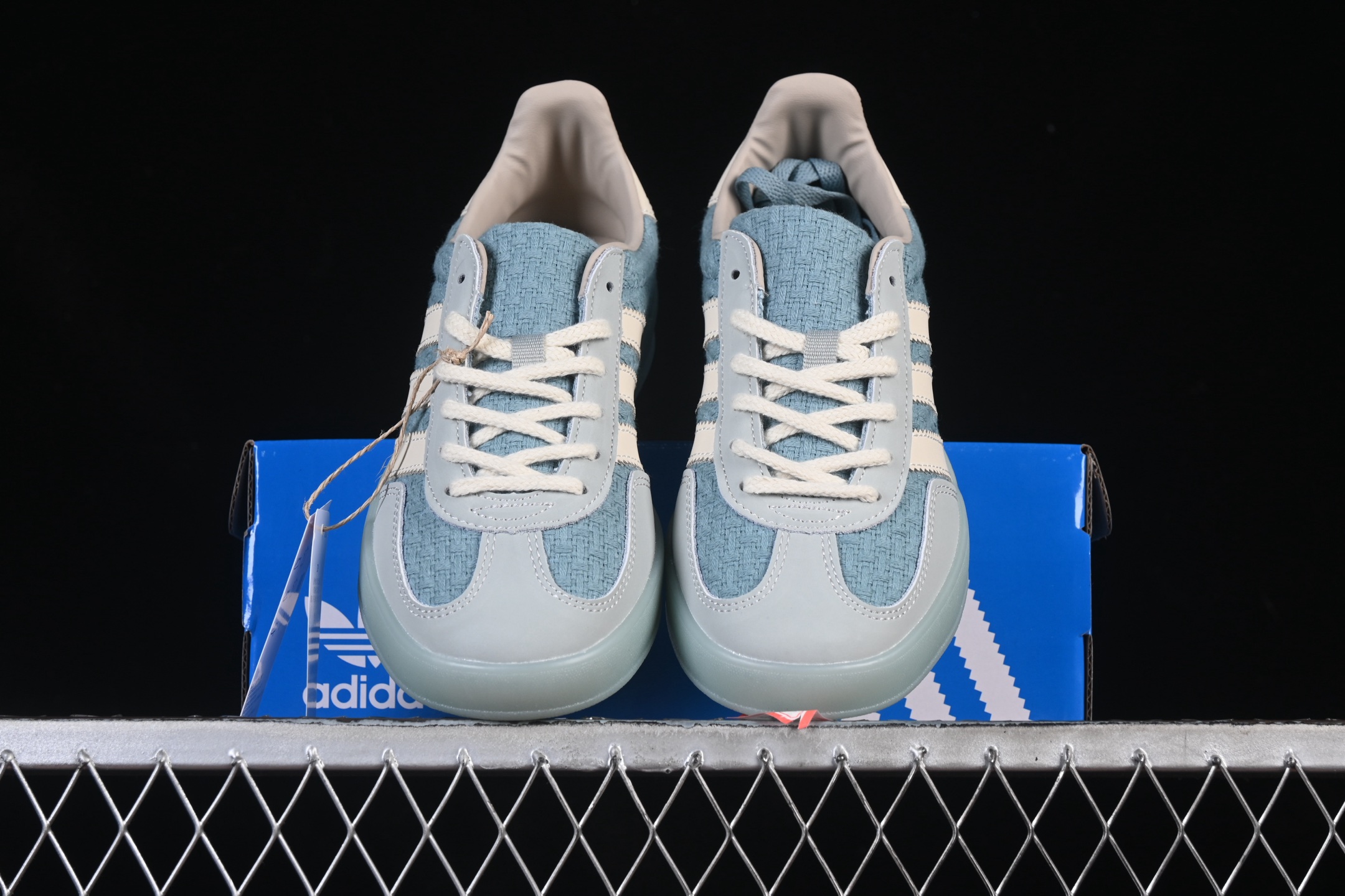 💰190纯原
 Adidas Originals Gazelle Indoor JR8852 三叶草复古休闲防滑耐磨低帮板鞋
尺码：35 36 36.5 37 38 38.5 39 40 40.5 41 42 42.5 43 44 44.5 45 N.C3