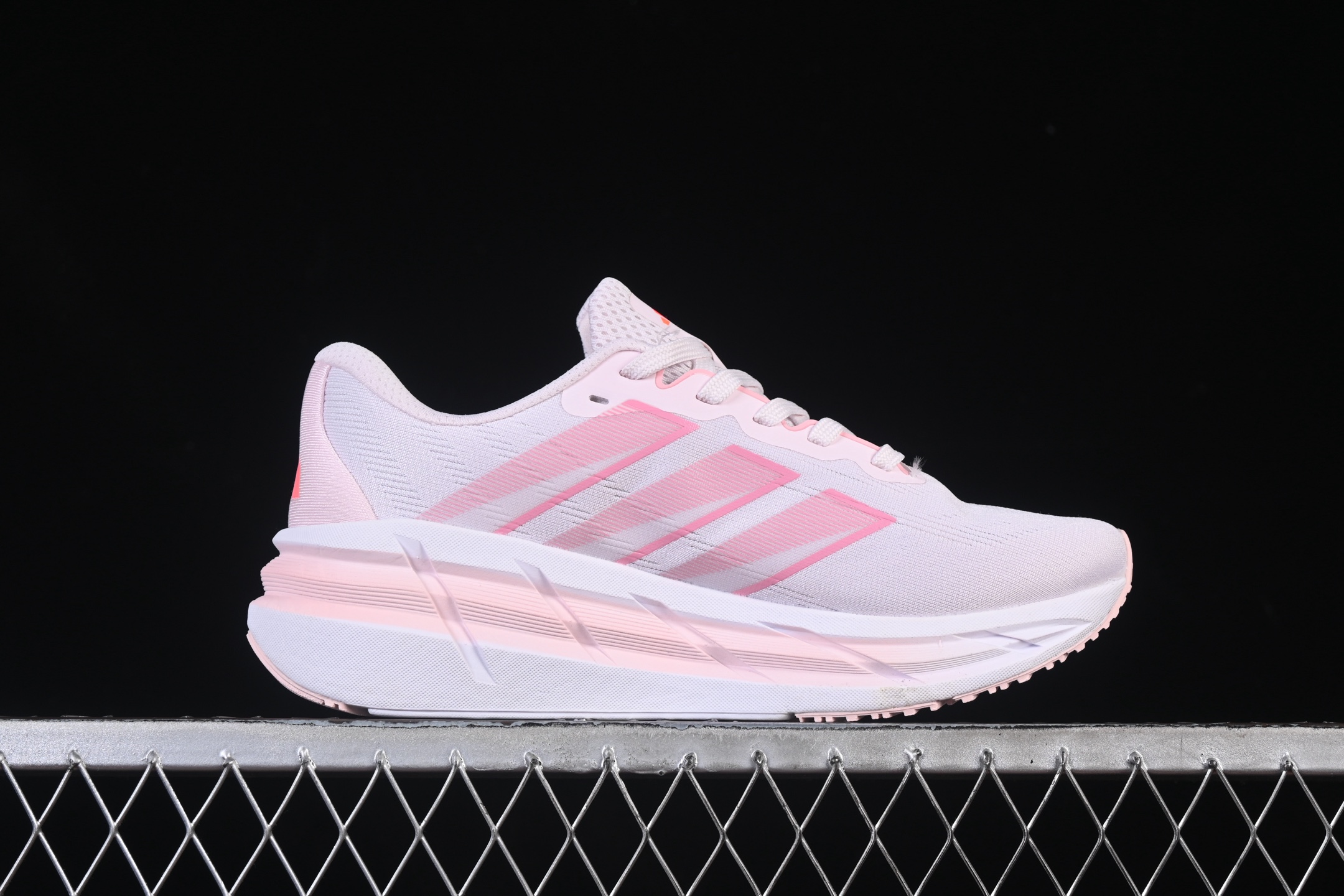 💰200纯原
Adidas Originals Adistar ID6187 阿迪复古舒适防滑减震运动鞋
尺码：36 36.5 37 38 38.5 39 Z.C3