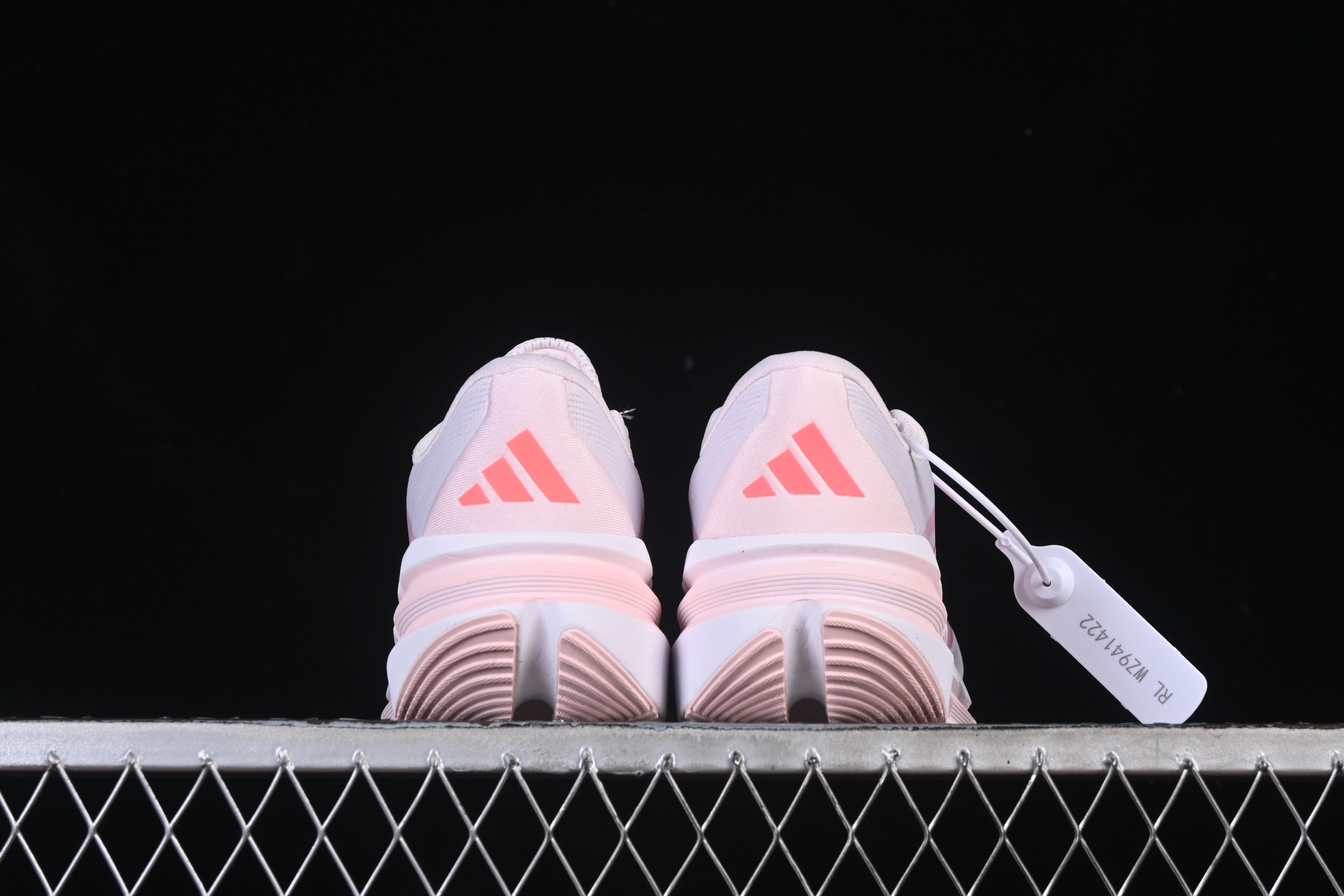 💰200纯原
Adidas Originals Adistar ID6187 阿迪复古舒适防滑减震运动鞋
尺码：36 36.5 37 38 38.5 39 Z.C3