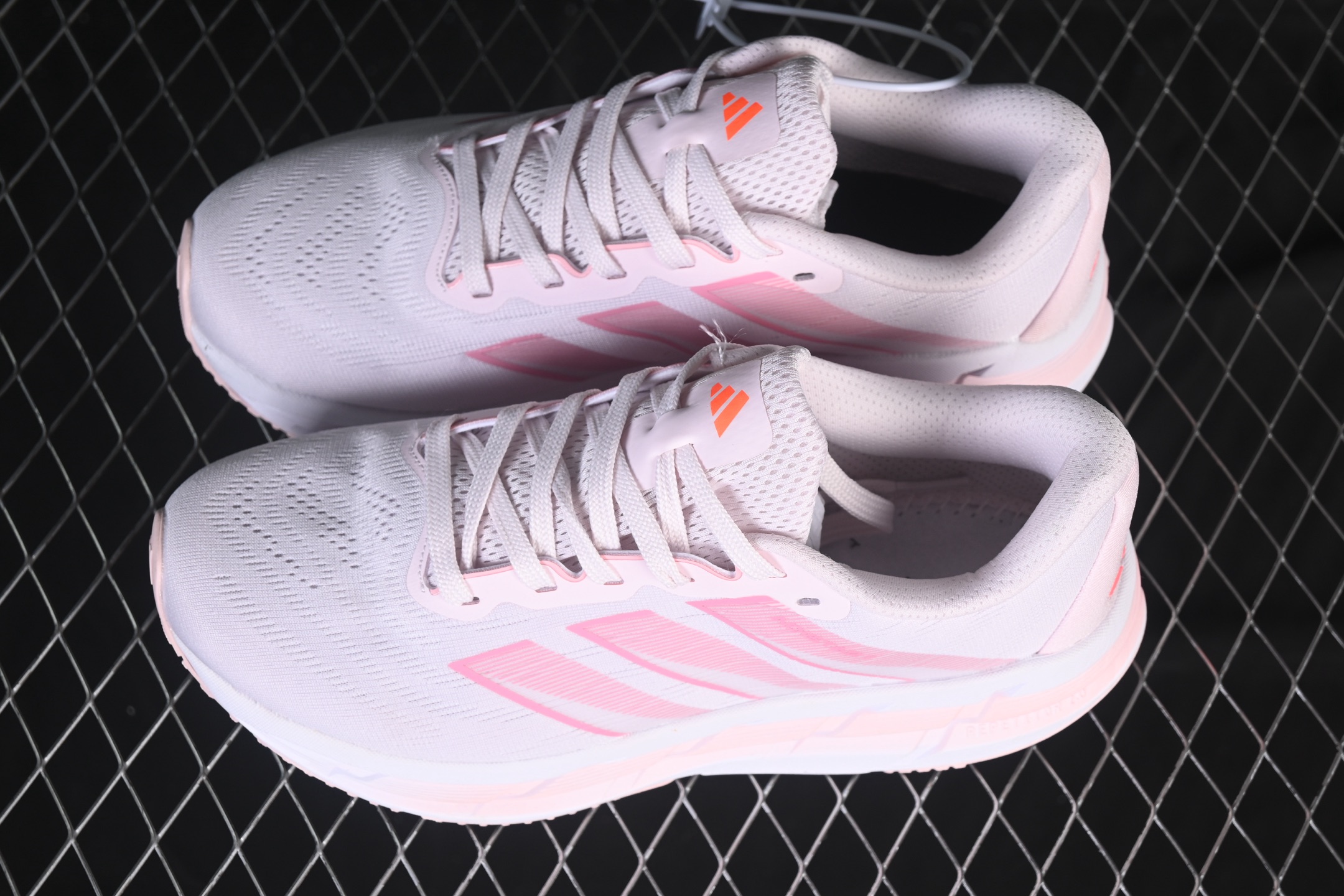 💰200纯原
Adidas Originals Adistar ID6187 阿迪复古舒适防滑减震运动鞋
尺码：36 36.5 37 38 38.5 39 Z.C3