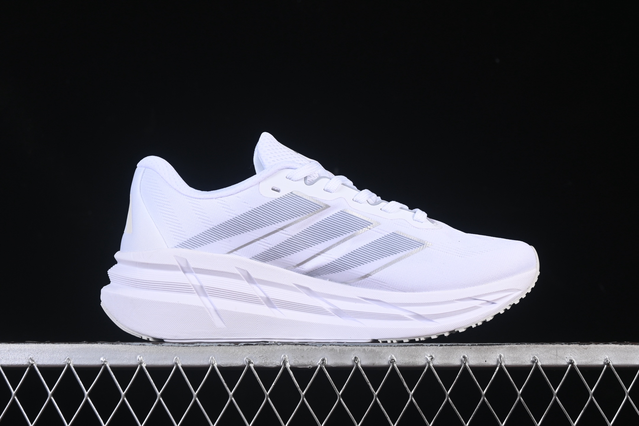💰200纯原
Adidas Originals Adistar ID6181 阿迪复古舒适防滑减震运动鞋
尺码：39 40 40.5 41 42 42.5 43 44 44.5 45 Z.C3