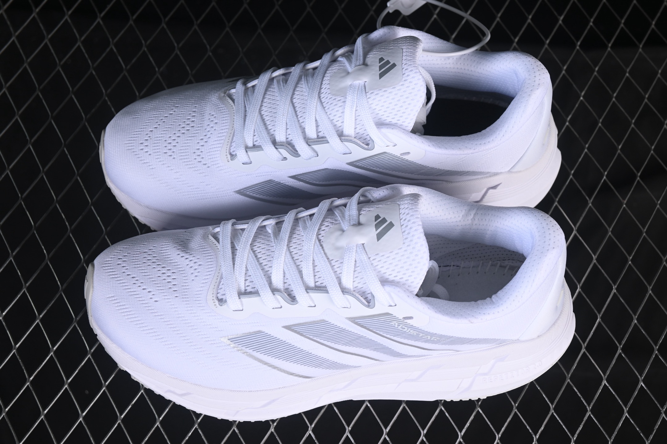 💰200纯原
Adidas Originals Adistar ID6181 阿迪复古舒适防滑减震运动鞋
尺码：39 40 40.5 41 42 42.5 43 44 44.5 45 Z.C3