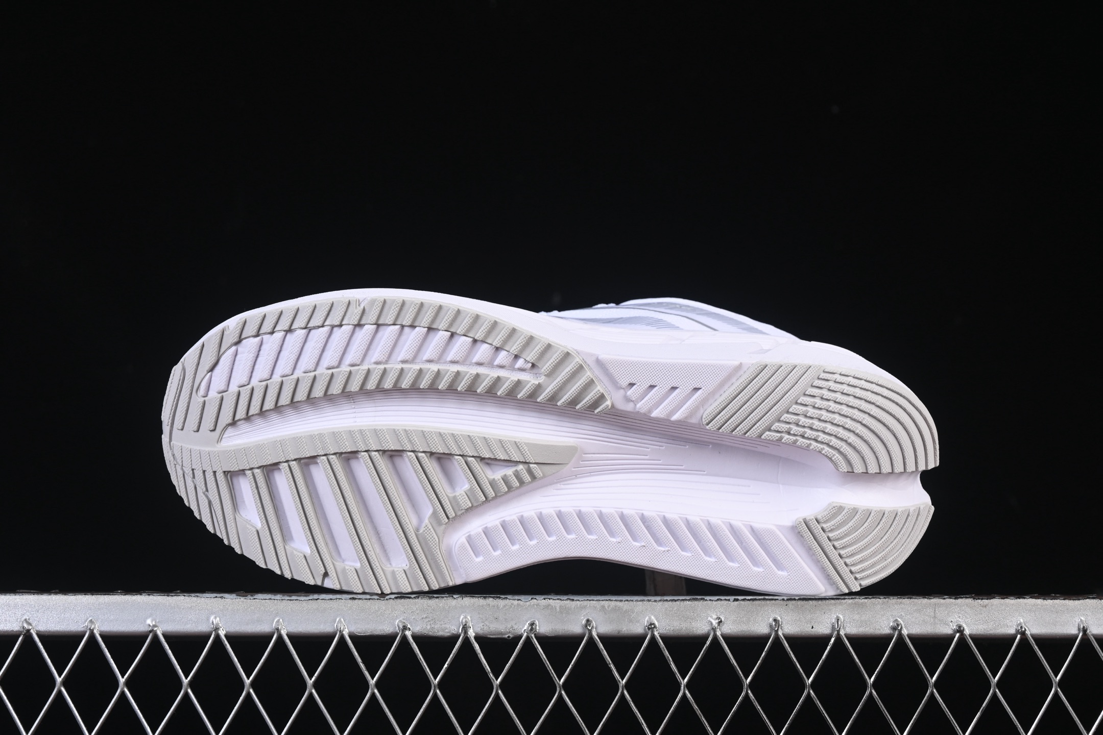 💰200纯原
Adidas Originals Adistar ID6181 阿迪复古舒适防滑减震运动鞋
尺码：39 40 40.5 41 42 42.5 43 44 44.5 45 Z.C3