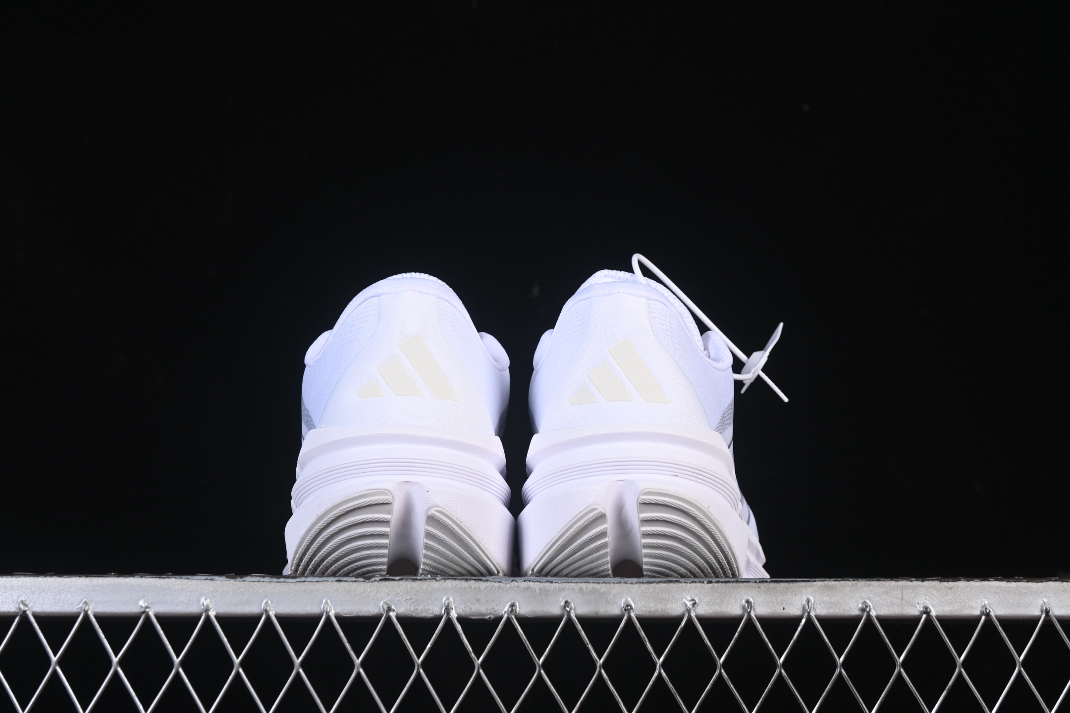 💰200纯原
Adidas Originals Adistar ID6181 阿迪复古舒适防滑减震运动鞋
尺码：39 40 40.5 41 42 42.5 43 44 44.5 45 Z.C3