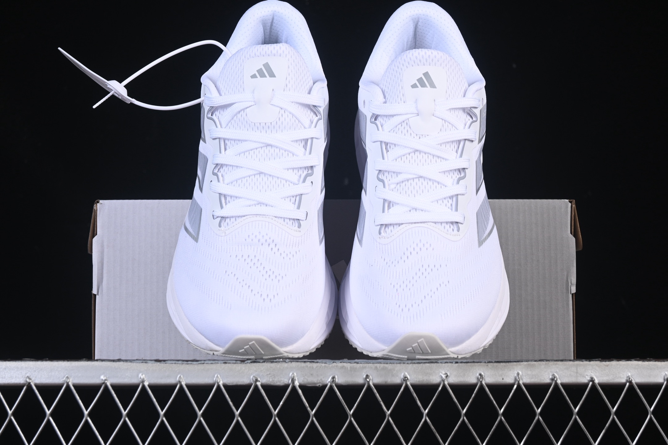 💰200纯原
Adidas Originals Adistar ID6181 阿迪复古舒适防滑减震运动鞋
尺码：39 40 40.5 41 42 42.5 43 44 44.5 45 Z.C3