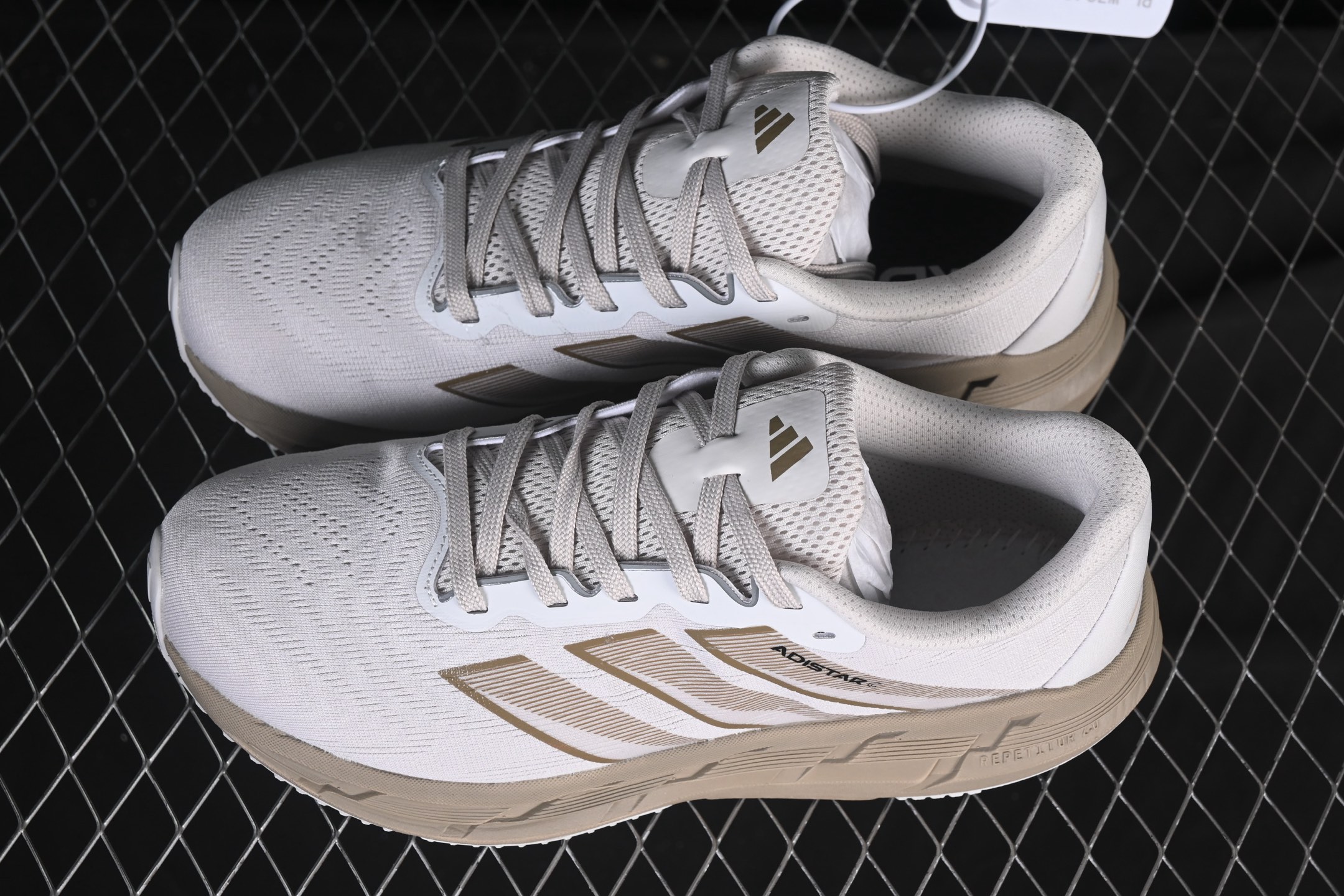 💰200纯原
Adidas Originals Adistar ID6188 阿迪复古舒适防滑减震运动鞋
尺码：39 40 40.5 41 42 42.5 43 44 44.5 45 Z.C3