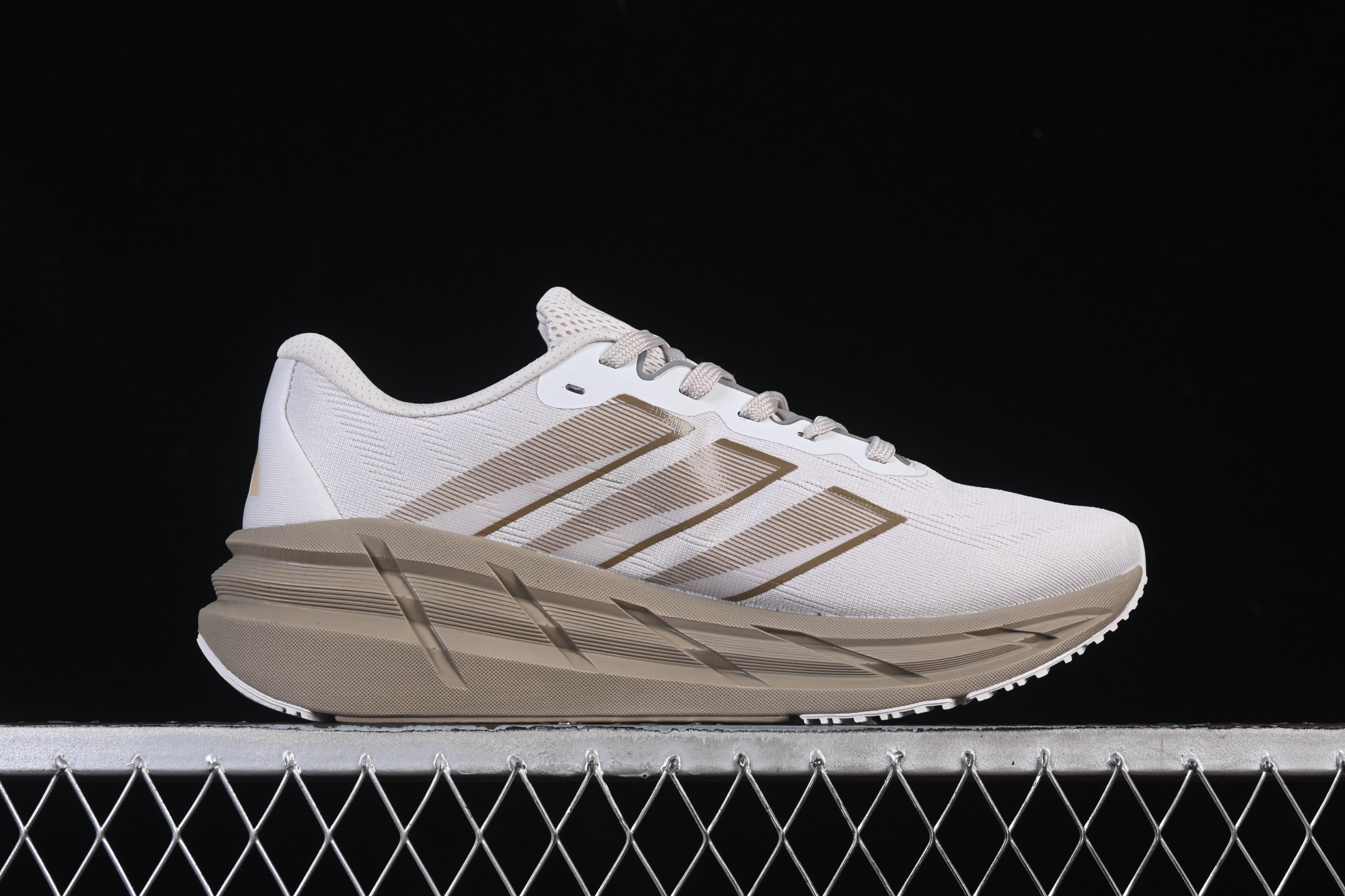 💰200纯原
Adidas Originals Adistar ID6188 阿迪复古舒适防滑减震运动鞋
尺码：39 40 40.5 41 42 42.5 43 44 44.5 45 Z.C3