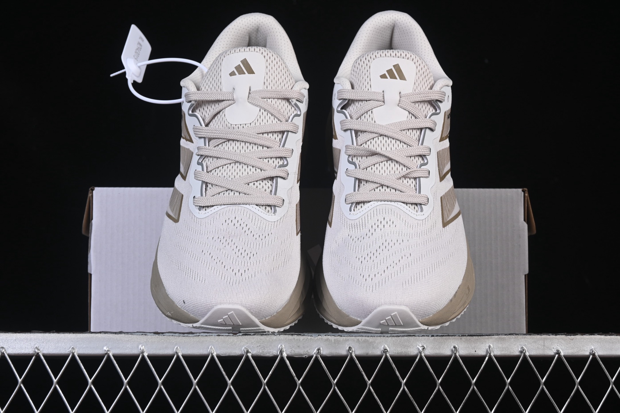 💰200纯原
Adidas Originals Adistar ID6188 阿迪复古舒适防滑减震运动鞋
尺码：39 40 40.5 41 42 42.5 43 44 44.5 45 Z.C3