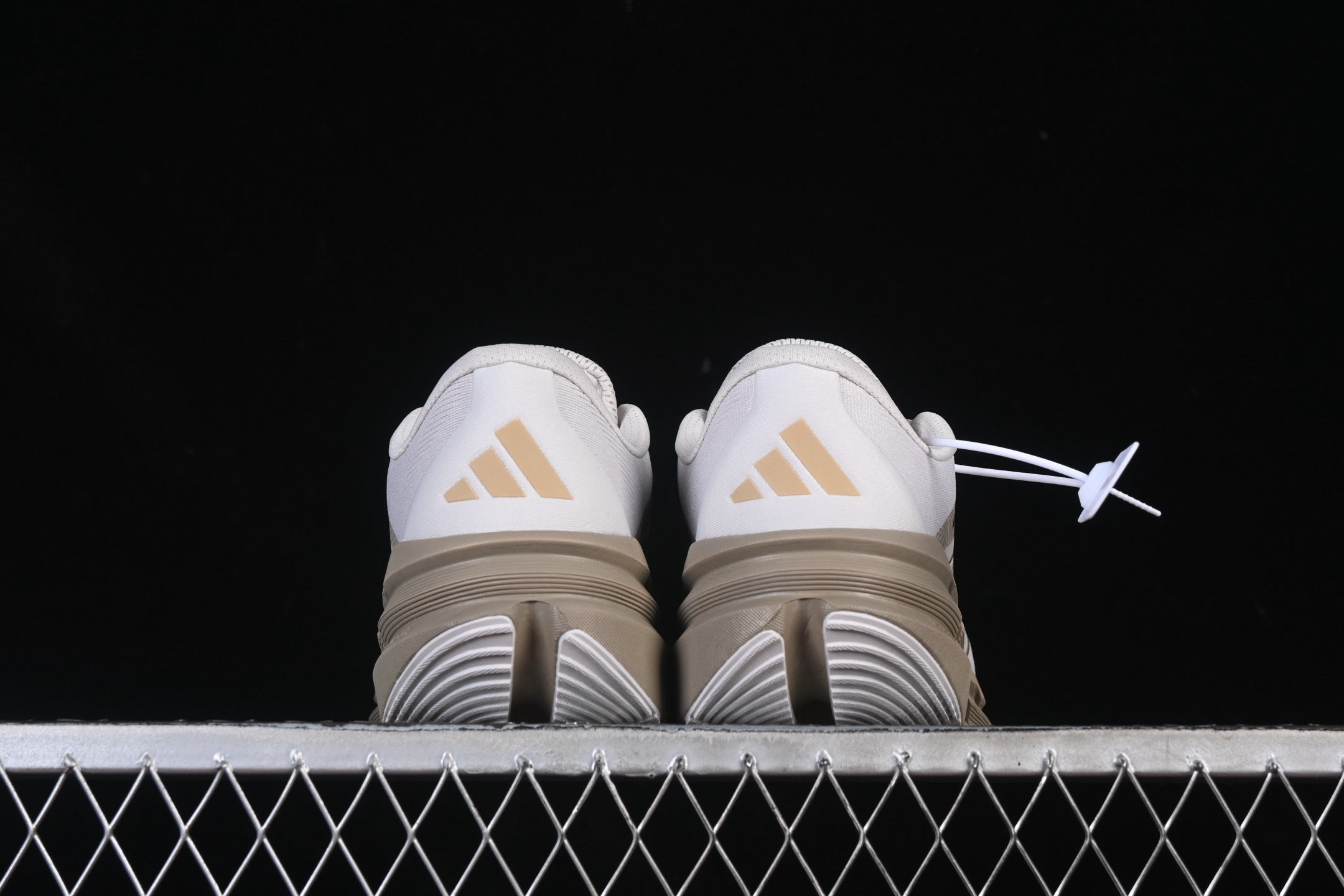 💰200纯原
Adidas Originals Adistar ID6188 阿迪复古舒适防滑减震运动鞋
尺码：39 40 40.5 41 42 42.5 43 44 44.5 45 Z.C3