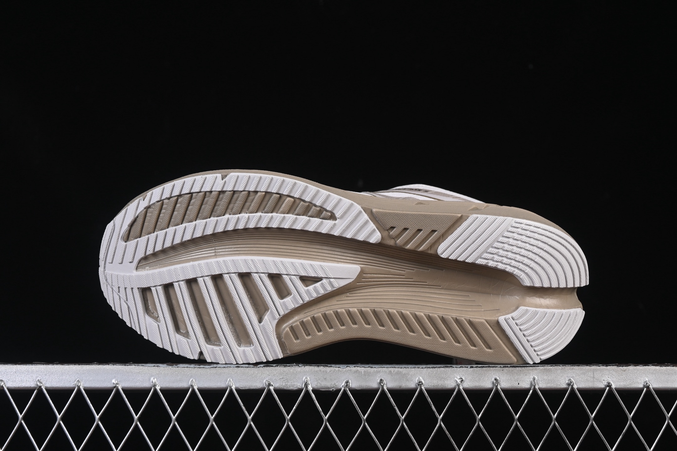 💰200纯原
Adidas Originals Adistar ID6188 阿迪复古舒适防滑减震运动鞋
尺码：39 40 40.5 41 42 42.5 43 44 44.5 45 Z.C3