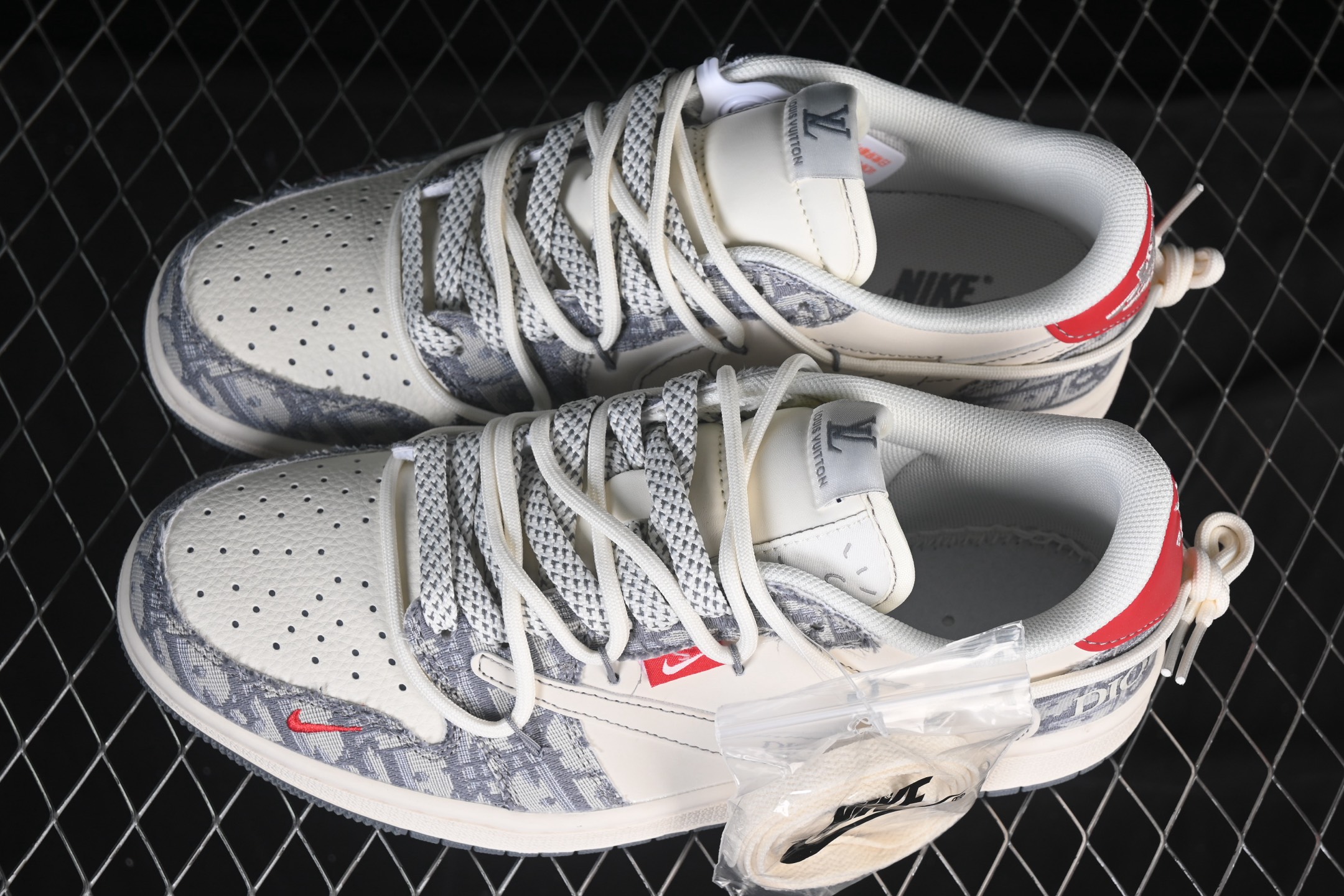 💰300公司级💰360纯原
 Travis Scott x Fragment Design x Air Jordan 1 Low OG SP AJ1 乔1 迪奥联名 米灰牛仔布红标 低帮文化休闲板鞋 HT5088-602
#多方联名合作融合了Travis Scott 独特的音乐风格，藤原浩个性的设计风格以及Jordan品牌的经典元素 使其成为一双具有独特身份和价值的鞋子 清新而立体的外观加上联名标识更突出了其独特身份 这种配色方案显示出活力和时尚感 在视觉上引人注目 鞋身的质感和细腻的细节处理使其显得高端而格调十足 这款“倒钩”联名是设计与创意完美结合 融合多方的个性风格是一款备受瞩目的潮流鞋款
尺码：36 36.5 37.5 38 38.5 39 40 40.5 41 42 42.5 43 44 44.5 45 9.E5