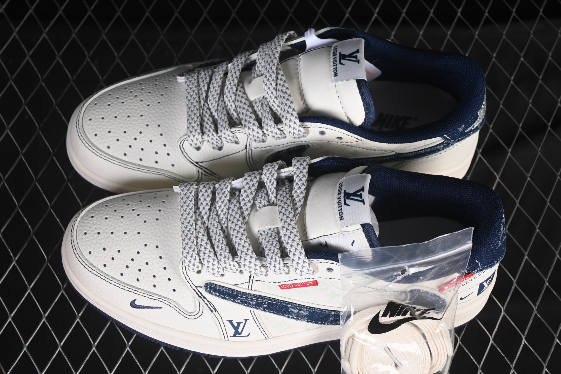 💰280公司级💰380纯原
Travis Scott x Fragment Design x Air Jordan 1 Low OG SP AJ1 乔1 LV联名 蓝牛仔织标 低帮文化休闲板鞋 CX5050-Y16
#多方联名合作融合了Travis Scott 独特的音乐风格，藤原浩个性的设计风格以及Jordan品牌的经典元素 使其成为一双具有独特身份和价值的鞋子 清新而立体的外观加上联名标识更突出了其独特身份 这种配色方案显示出活力和时尚感 在视觉上引人注目 鞋身的质感和细腻的细节处理使其显得高端而格调十足 这款“倒钩”联名是设计与创意完美结合 融合多方的个性风格是一款备受瞩目的潮流鞋款
尺码：36 36.5 37.5 38 38.5 39 40 40.5 41 42 42.5 43 44 44.5 45 9.E5