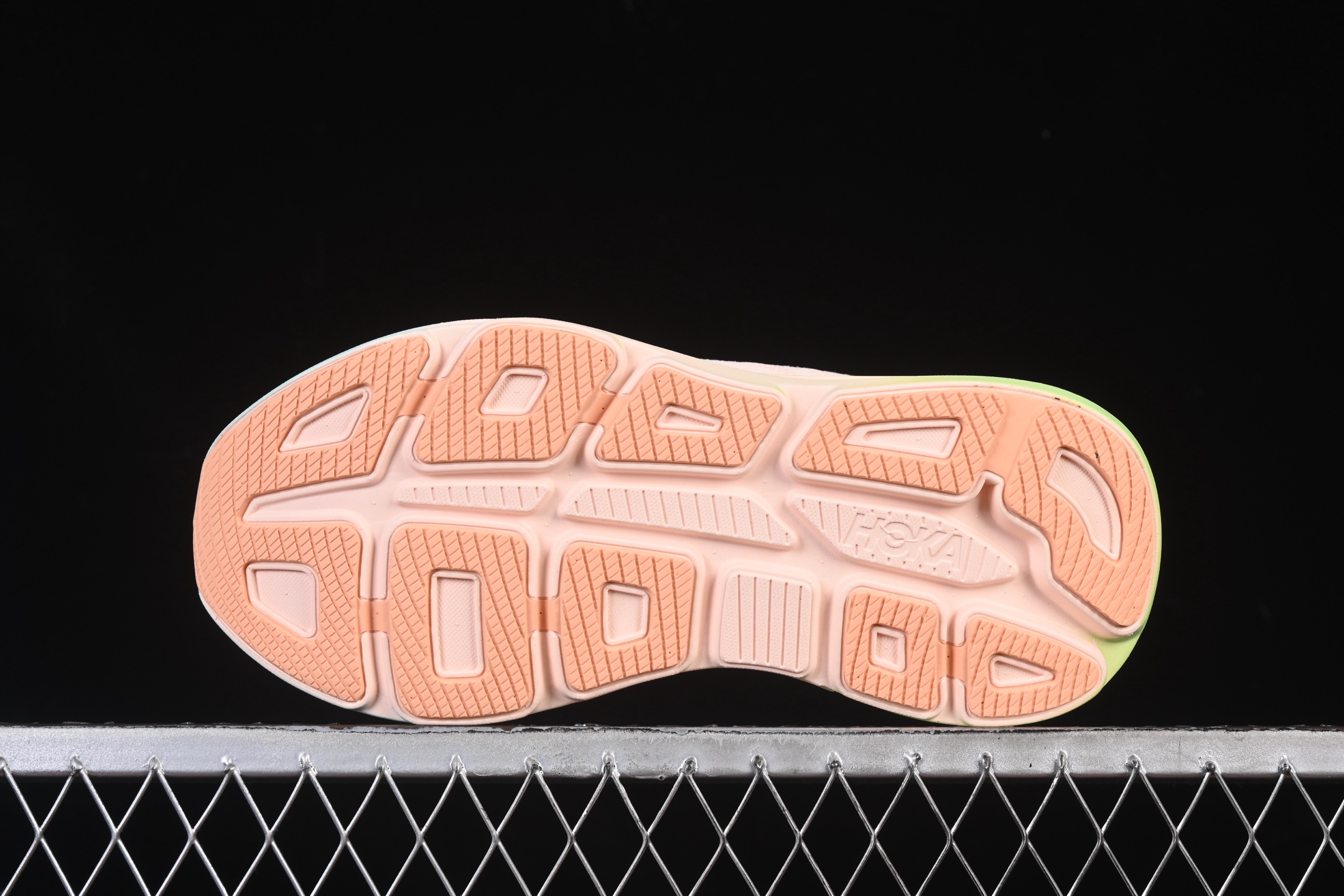 💰220纯原
HOKA ONE ONE Bondi 9 机能缓震跑鞋 1162011 FSTP
#鞋面部分采用工程网眼面料，可以确保必要的透气性能。使用了全新的莱卡橡筋，这大大提升了鞋面的硬度，由此增加鞋面的支撑性能。后掌33mm、前掌29mm的超厚Soft EVA中底，比传统的EVA材料还要柔软30%
尺码：36 36.5 37.5 38 39 40 40.5 41 42 42.5 43 44 44.5 45 46 7+D4
