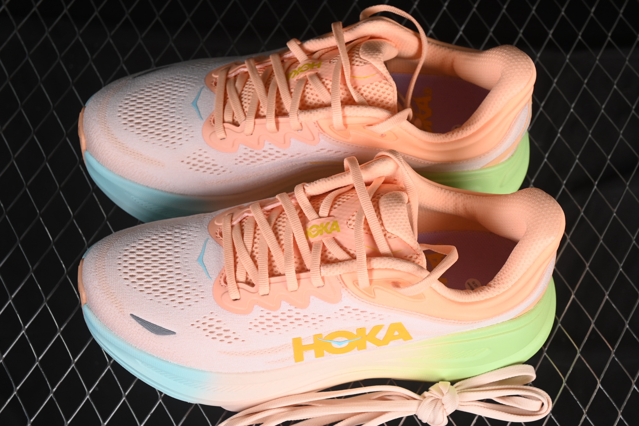 💰220纯原
HOKA ONE ONE Bondi 9 机能缓震跑鞋 1162011 FSTP
#鞋面部分采用工程网眼面料，可以确保必要的透气性能。使用了全新的莱卡橡筋，这大大提升了鞋面的硬度，由此增加鞋面的支撑性能。后掌33mm、前掌29mm的超厚Soft EVA中底，比传统的EVA材料还要柔软30%
尺码：36 36.5 37.5 38 39 40 40.5 41 42 42.5 43 44 44.5 45 46 7+D4