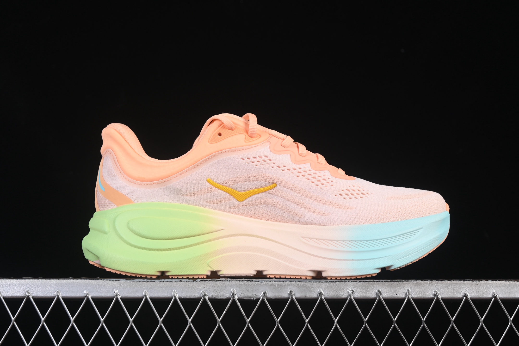 💰220纯原
HOKA ONE ONE Bondi 9 机能缓震跑鞋 1162011 FSTP
#鞋面部分采用工程网眼面料，可以确保必要的透气性能。使用了全新的莱卡橡筋，这大大提升了鞋面的硬度，由此增加鞋面的支撑性能。后掌33mm、前掌29mm的超厚Soft EVA中底，比传统的EVA材料还要柔软30%
尺码：36 36.5 37.5 38 39 40 40.5 41 42 42.5 43 44 44.5 45 46 7+D4