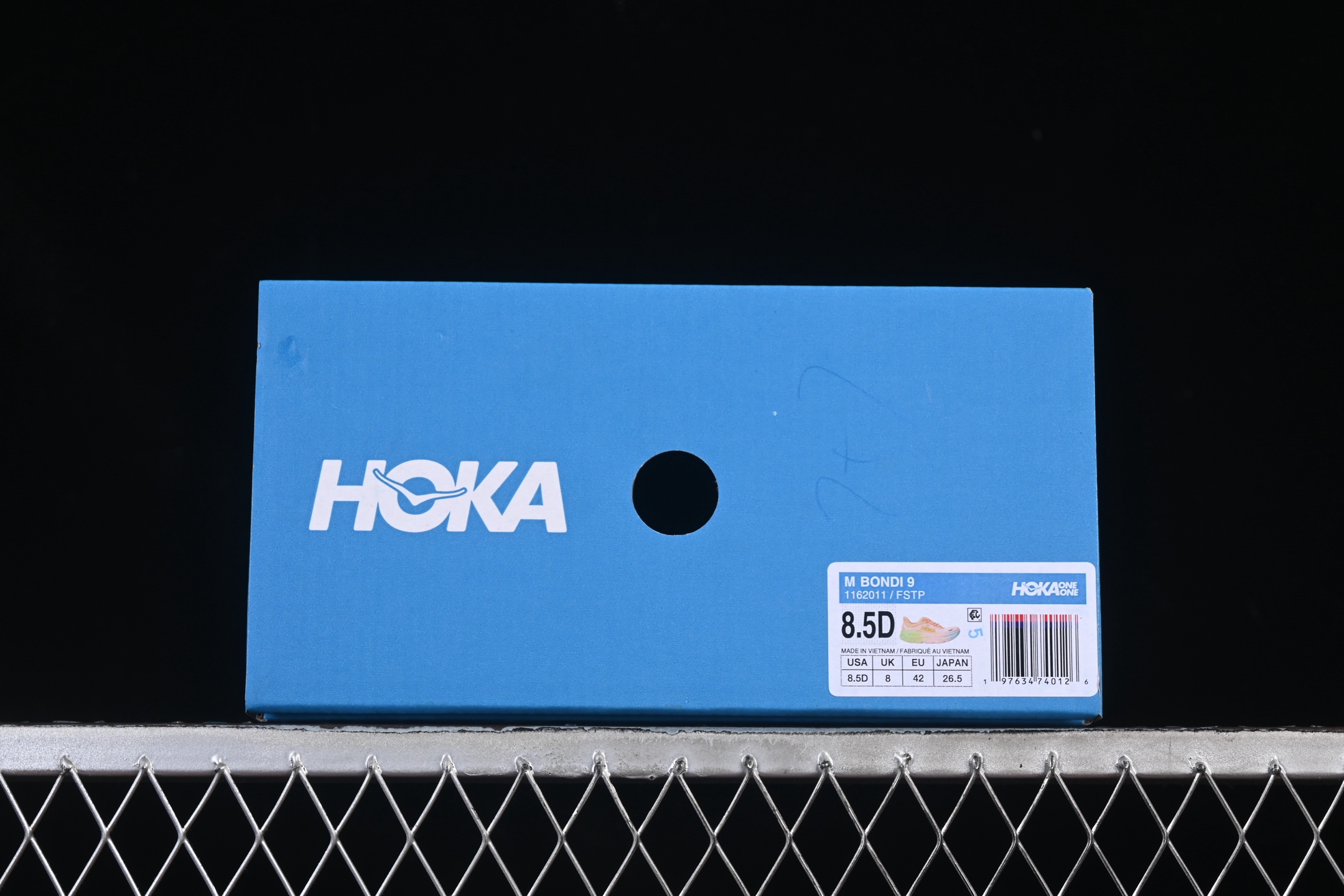 💰220纯原
HOKA ONE ONE Bondi 9 机能缓震跑鞋 1162011 FSTP
#鞋面部分采用工程网眼面料，可以确保必要的透气性能。使用了全新的莱卡橡筋，这大大提升了鞋面的硬度，由此增加鞋面的支撑性能。后掌33mm、前掌29mm的超厚Soft EVA中底，比传统的EVA材料还要柔软30%
尺码：36 36.5 37.5 38 39 40 40.5 41 42 42.5 43 44 44.5 45 46 7+D4
