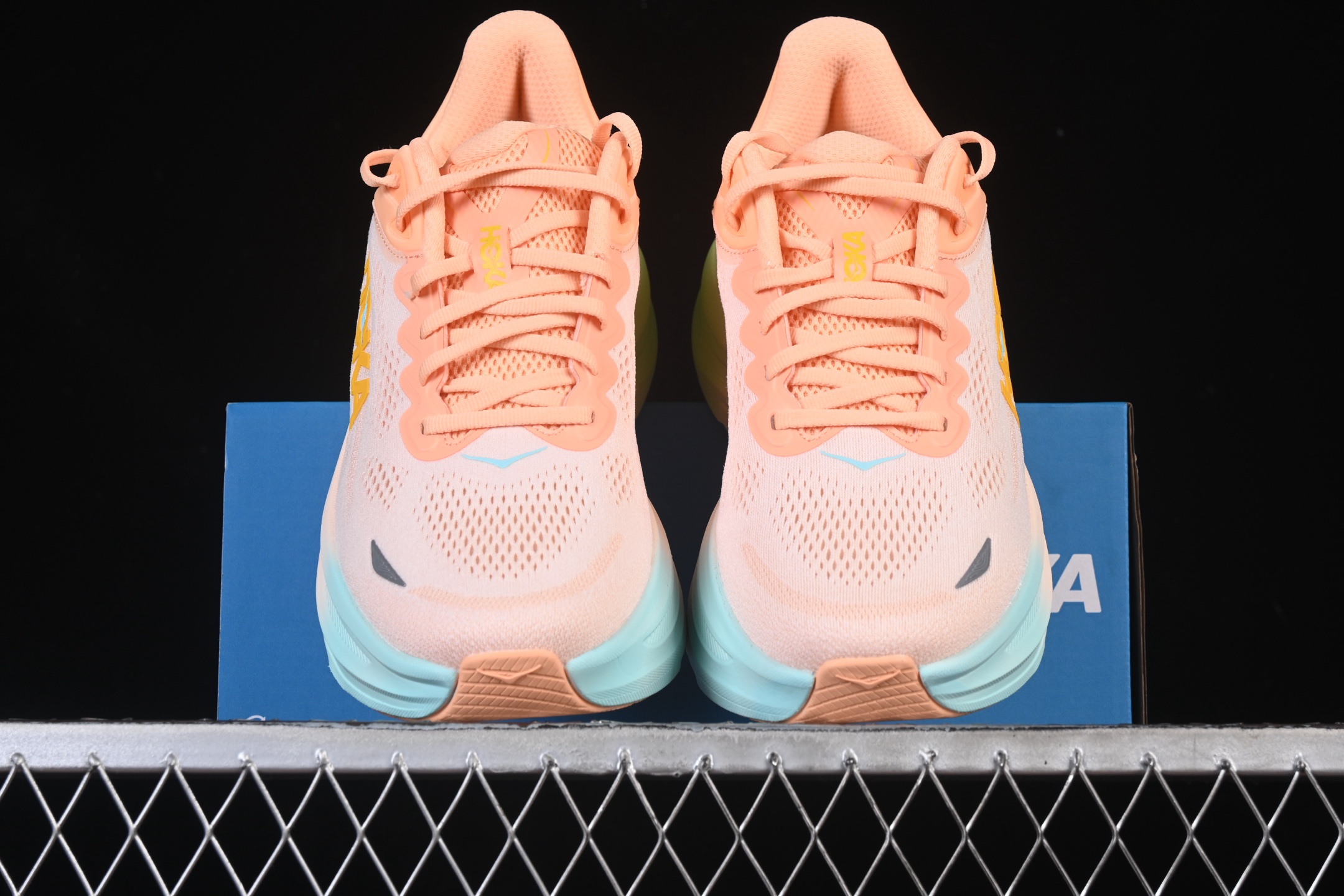 💰220纯原
HOKA ONE ONE Bondi 9 机能缓震跑鞋 1162011 FSTP
#鞋面部分采用工程网眼面料，可以确保必要的透气性能。使用了全新的莱卡橡筋，这大大提升了鞋面的硬度，由此增加鞋面的支撑性能。后掌33mm、前掌29mm的超厚Soft EVA中底，比传统的EVA材料还要柔软30%
尺码：36 36.5 37.5 38 39 40 40.5 41 42 42.5 43 44 44.5 45 46 7+D4