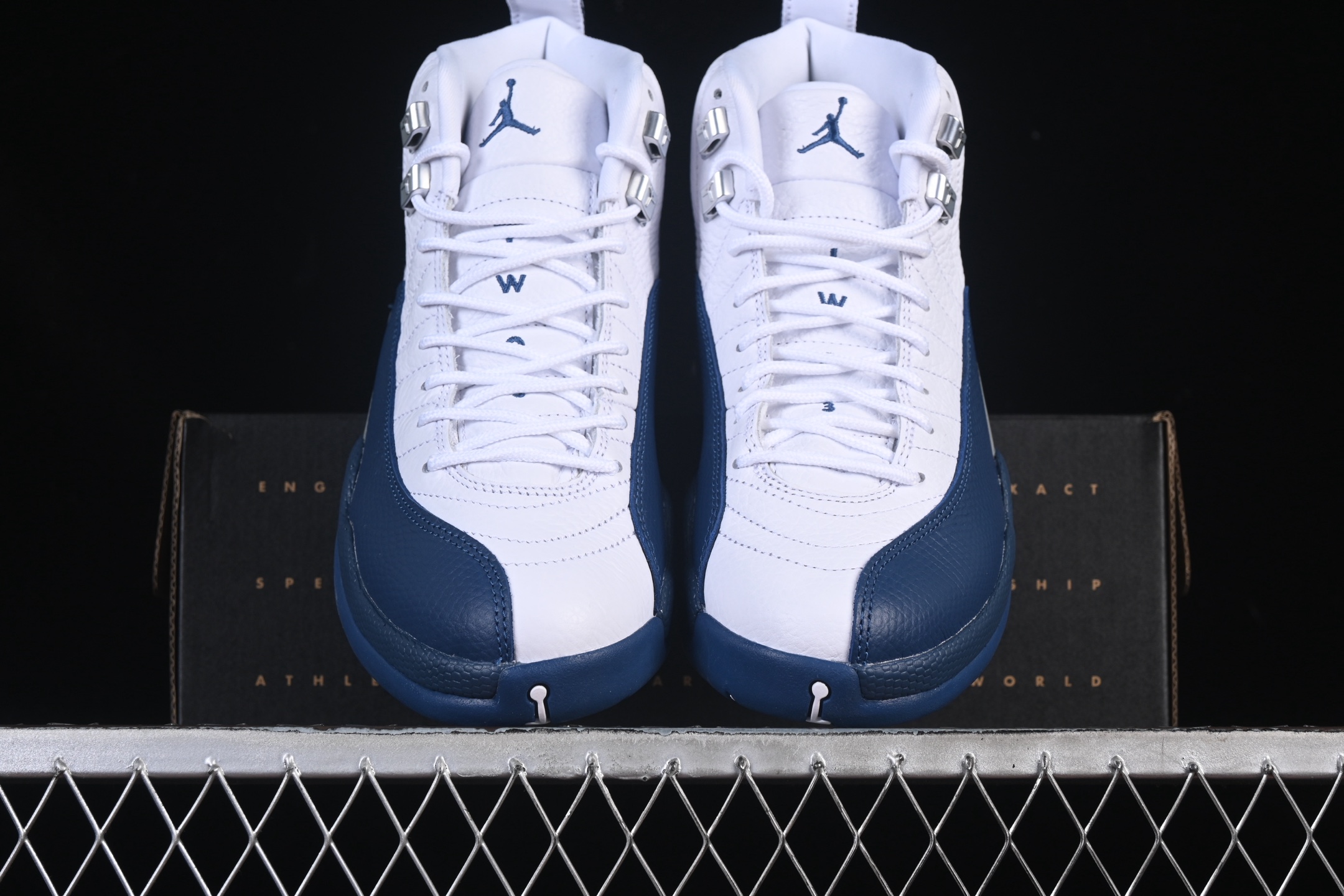 💰550纯原
 Air Jordan 12 Retro "French Blue And White" AJ12 乔12法国蓝 CT8013-114
#大厂出品 原楦原纸板 客供原厂材料开发 极致一眼正品既视感 细节如图所示
尺码：40 40.5 41 42 42.5 43 44 44.5 45 46 47.5 48.5 B.G7