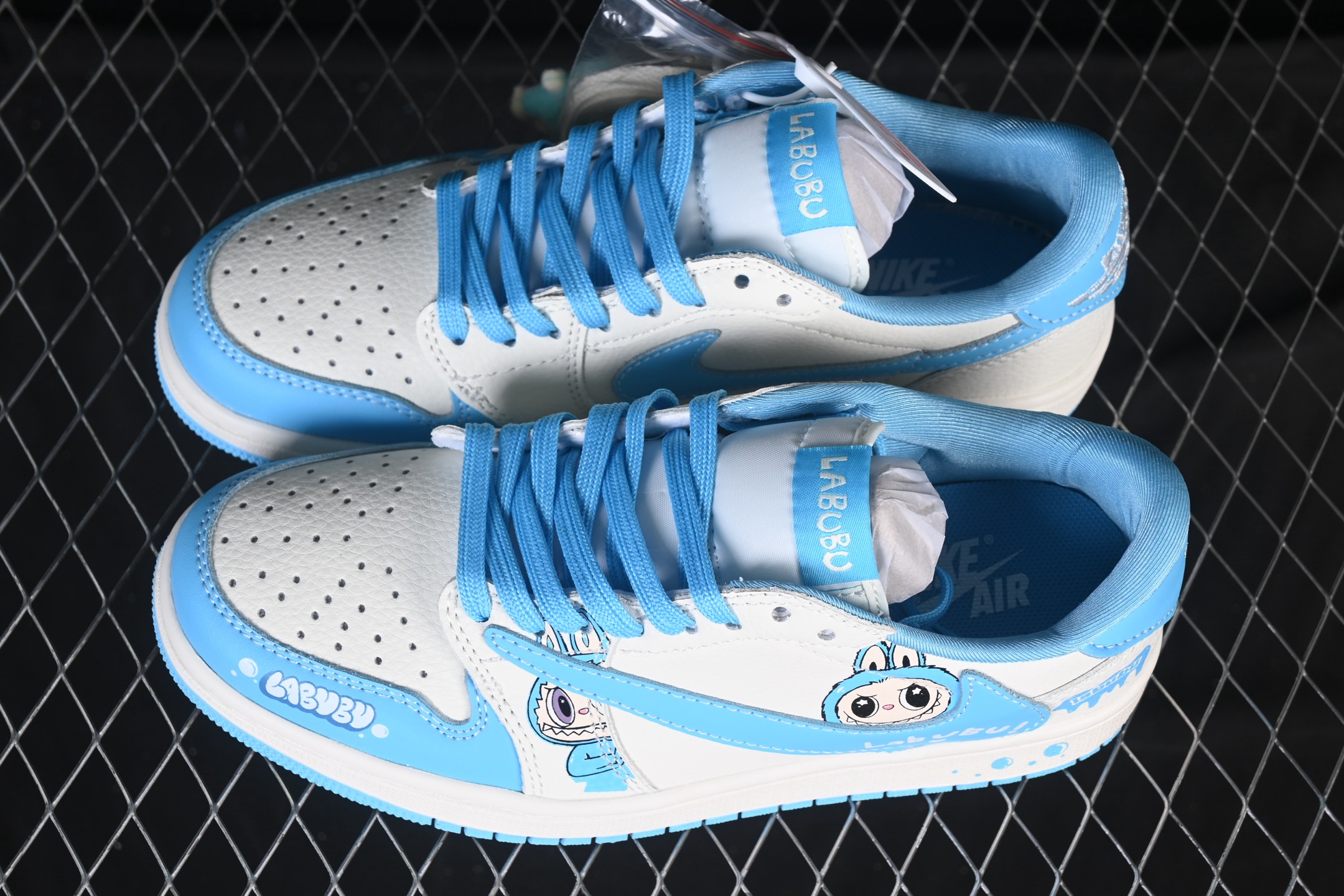 💰280公司级💰380纯原
Travis Scott x Fragment Design x Air Jordan 1 Low OG SP AJ1 乔1 米蓝色 低帮文化休闲板鞋 JW1188-165
#多方联名合作融合了Travis Scott 独特的音乐风格，藤原浩个性的设计风格以及Jordan品牌的经典元素 使其成为一双具有独特身份和价值的鞋子 清新而立体的外观加上联名标识更突出了其独特身份 这种配色方案显示出活力和时尚感 在视觉上引人注目 鞋身的质感和细腻的细节处理使其显得高端而格调十足 这款“倒钩”联名是设计与创意完美结合 融合多方的个性风格是一款备受瞩目的潮流鞋款
尺码：36 36.5 37.5 38 38.5 39 40 40.5 41 42 42.5 43 44 44.5 45 9.E5