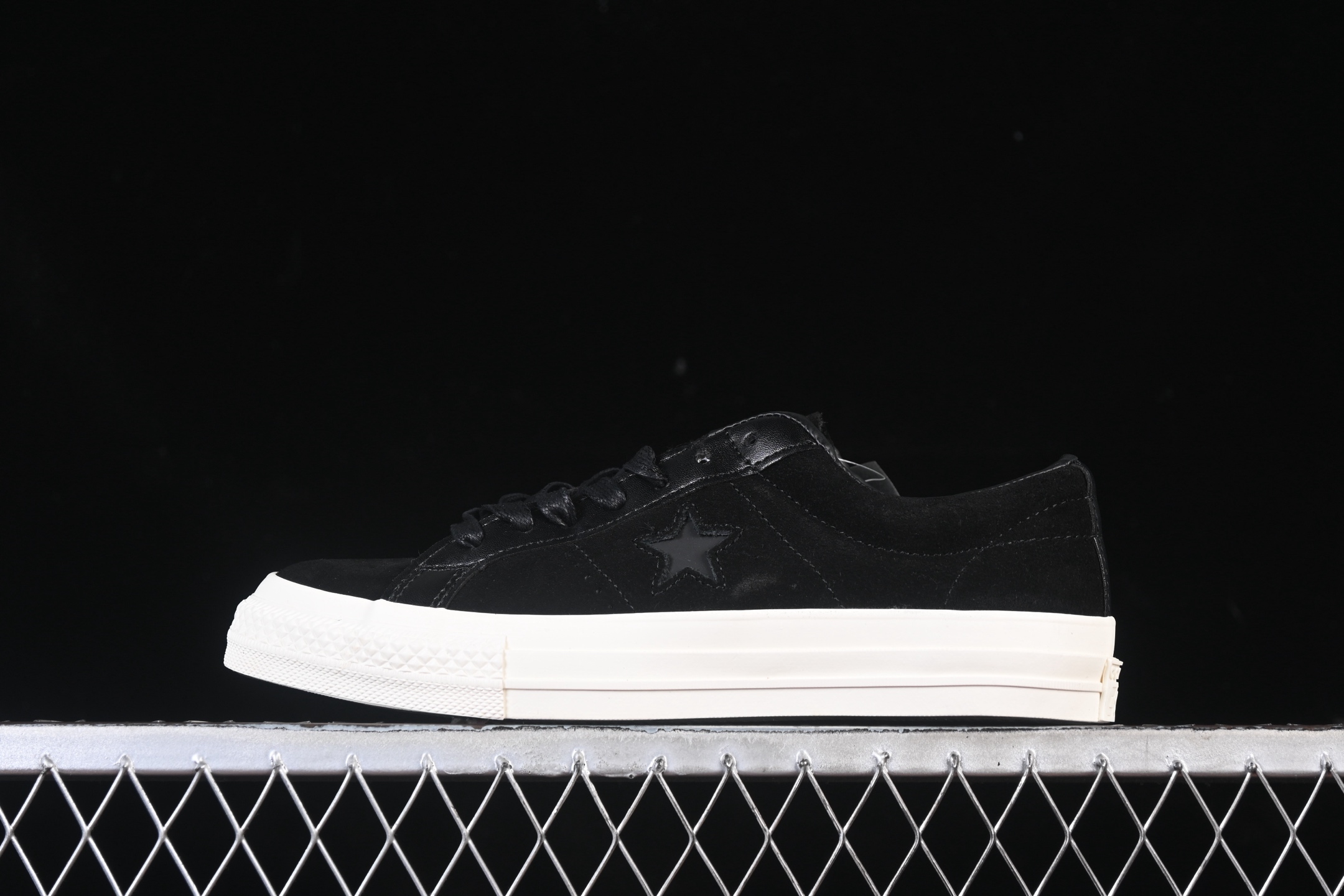 💰260 Converse One Star 匡威翻毛皮黑色低帮休闲板鞋 149908C 尺码：35 36 36.5 37 37.5 38 39 39.5 40 41 41.5 42 42.5 43 44