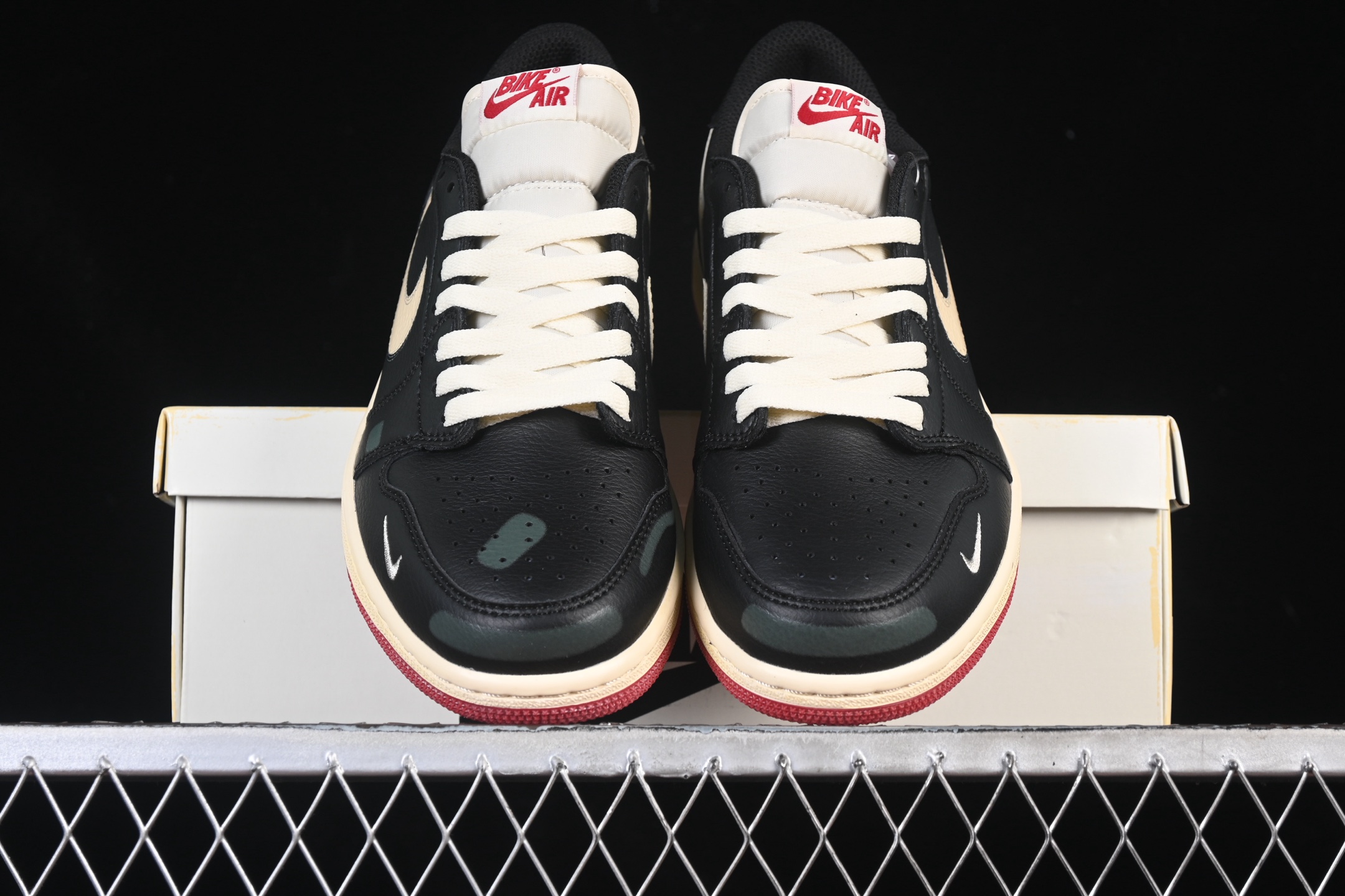 💰200公司级💰240纯原
Nigel Sylvester x Air Jordan 1 Low AJ1 乔1联名 低帮文化休闲板鞋 IB8958-001
#鞋款延续 Nigel标志性风格，映入眼帘之时，仿佛自带故事。做旧外底与鞋面刻意打造的磨损细节，生动诠释“运动生活”理念。鞋头侧面增添了耐克勾勾刺绣标识点缀，鞋身以设计线条围绕，象征着臻于完美所需的进化、重复与精准工艺。无论是骑行、篮球还是社群建设，这些细节是为挚爱之事倾注热情的生动写照。
尺码：36 36.5 37.5 38 38.5 39 40 40.5 41 42 42.5 43 44 44.5 45 46 99C3