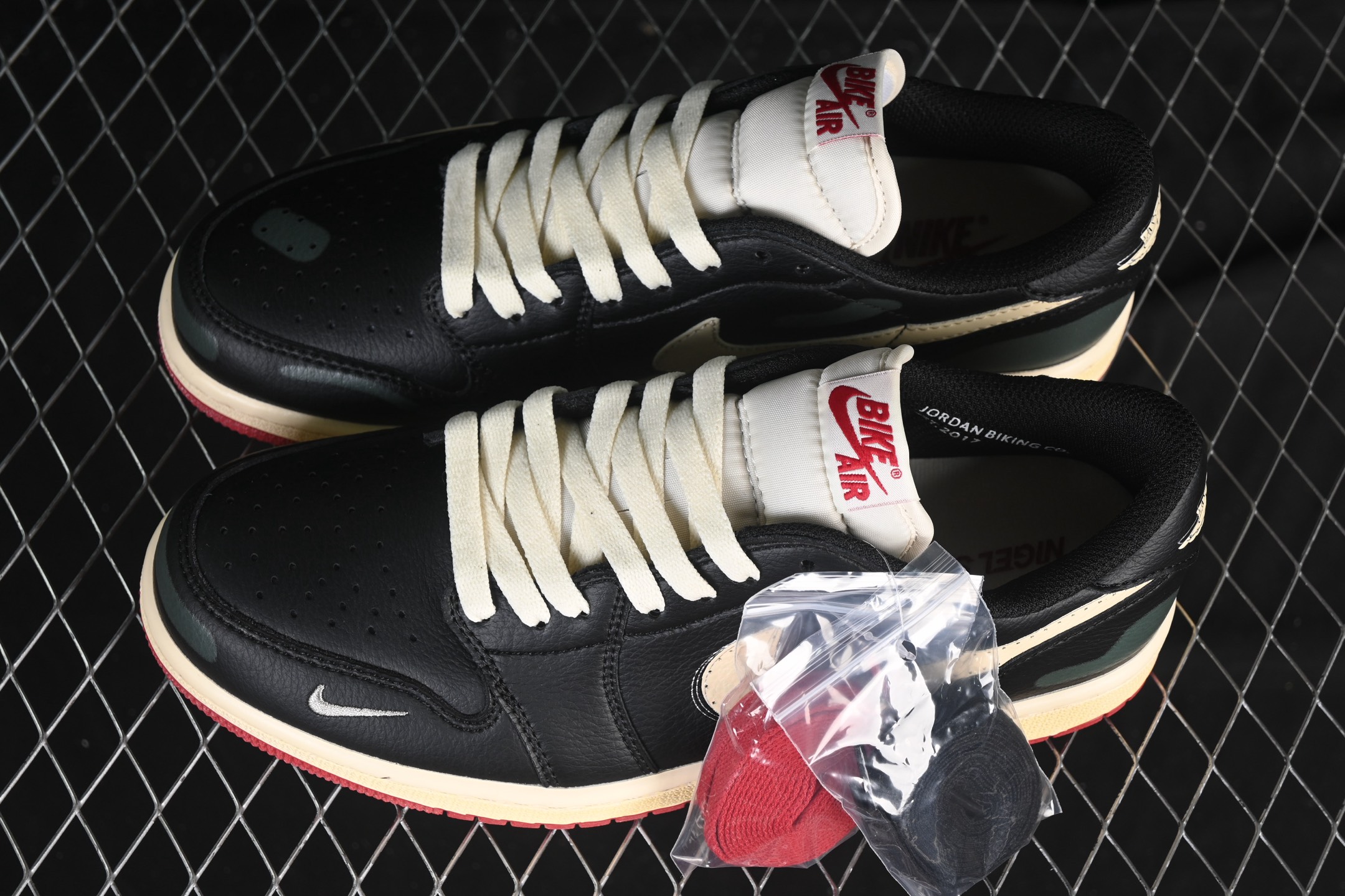 💰200公司级💰240纯原
Nigel Sylvester x Air Jordan 1 Low AJ1 乔1联名 低帮文化休闲板鞋 IB8958-001
#鞋款延续 Nigel标志性风格，映入眼帘之时，仿佛自带故事。做旧外底与鞋面刻意打造的磨损细节，生动诠释“运动生活”理念。鞋头侧面增添了耐克勾勾刺绣标识点缀，鞋身以设计线条围绕，象征着臻于完美所需的进化、重复与精准工艺。无论是骑行、篮球还是社群建设，这些细节是为挚爱之事倾注热情的生动写照。
尺码：36 36.5 37.5 38 38.5 39 40 40.5 41 42 42.5 43 44 44.5 45 46 99C3