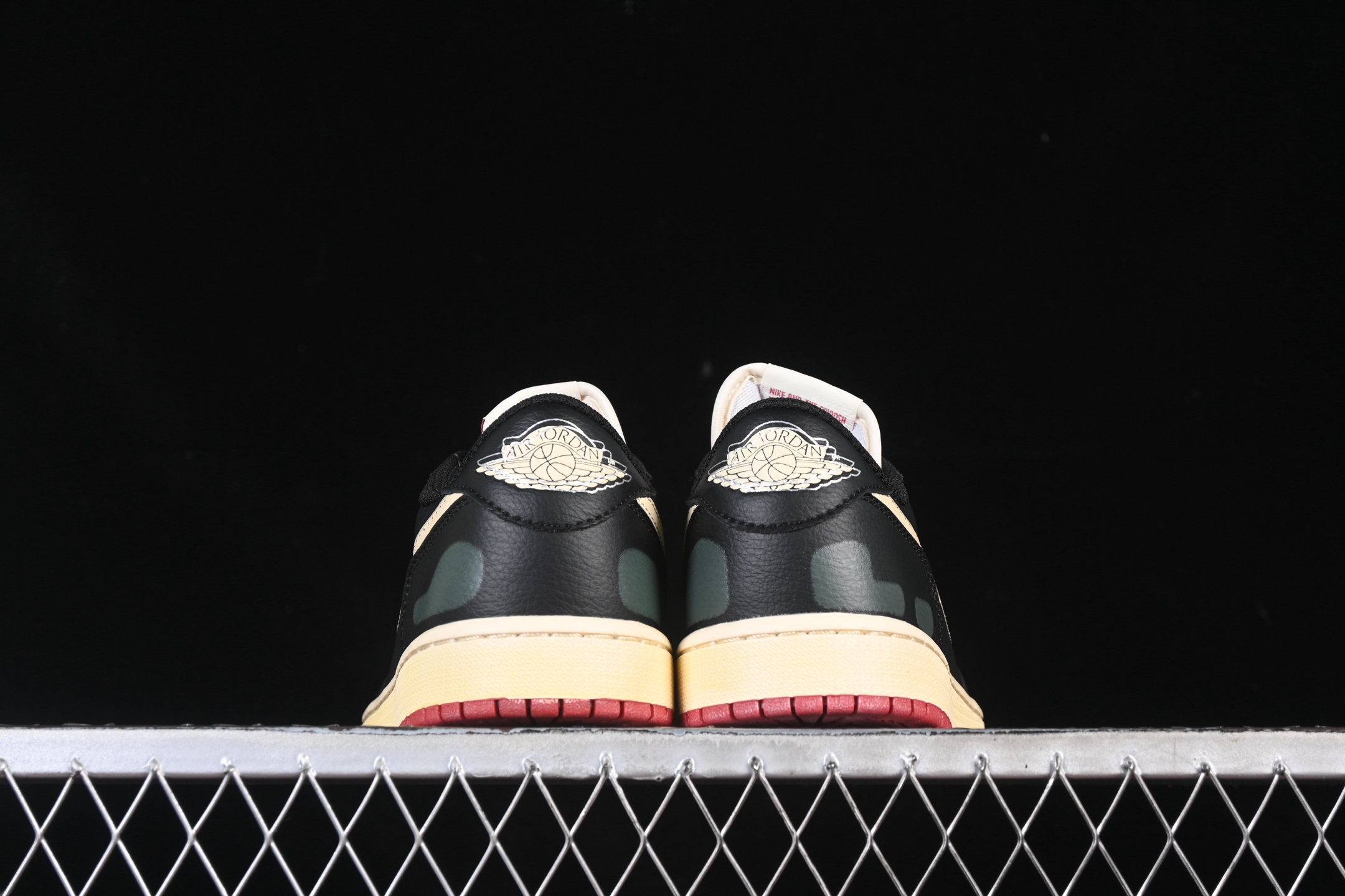 💰200公司级💰240纯原
Nigel Sylvester x Air Jordan 1 Low AJ1 乔1联名 低帮文化休闲板鞋 IB8958-001
#鞋款延续 Nigel标志性风格，映入眼帘之时，仿佛自带故事。做旧外底与鞋面刻意打造的磨损细节，生动诠释“运动生活”理念。鞋头侧面增添了耐克勾勾刺绣标识点缀，鞋身以设计线条围绕，象征着臻于完美所需的进化、重复与精准工艺。无论是骑行、篮球还是社群建设，这些细节是为挚爱之事倾注热情的生动写照。
尺码：36 36.5 37.5 38 38.5 39 40 40.5 41 42 42.5 43 44 44.5 45 46 99C3