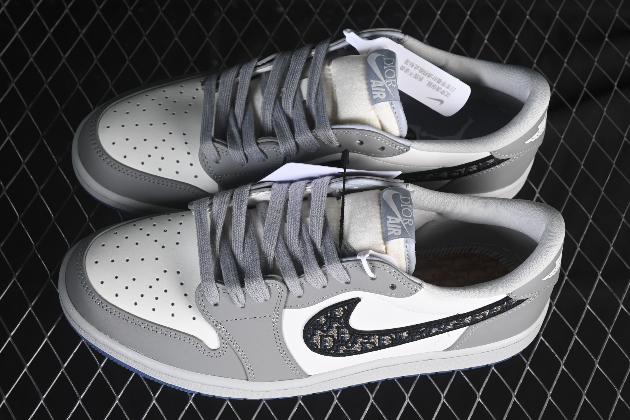 💰340纯原
Dior x Air Jordan 1 Low AJ1 乔1迪奥联名白灰低帮 CN8608-002
#官方原盒 防尘袋 鞋带 配件齐全 附赠激光雕刻花纹鞋垫一副（退货配件不可遗失）
尺码：36 36.5 37.5 38 38.5 39 40 40.5 41 42 42.5 43 44 44.5 45 46 47.5 WME5