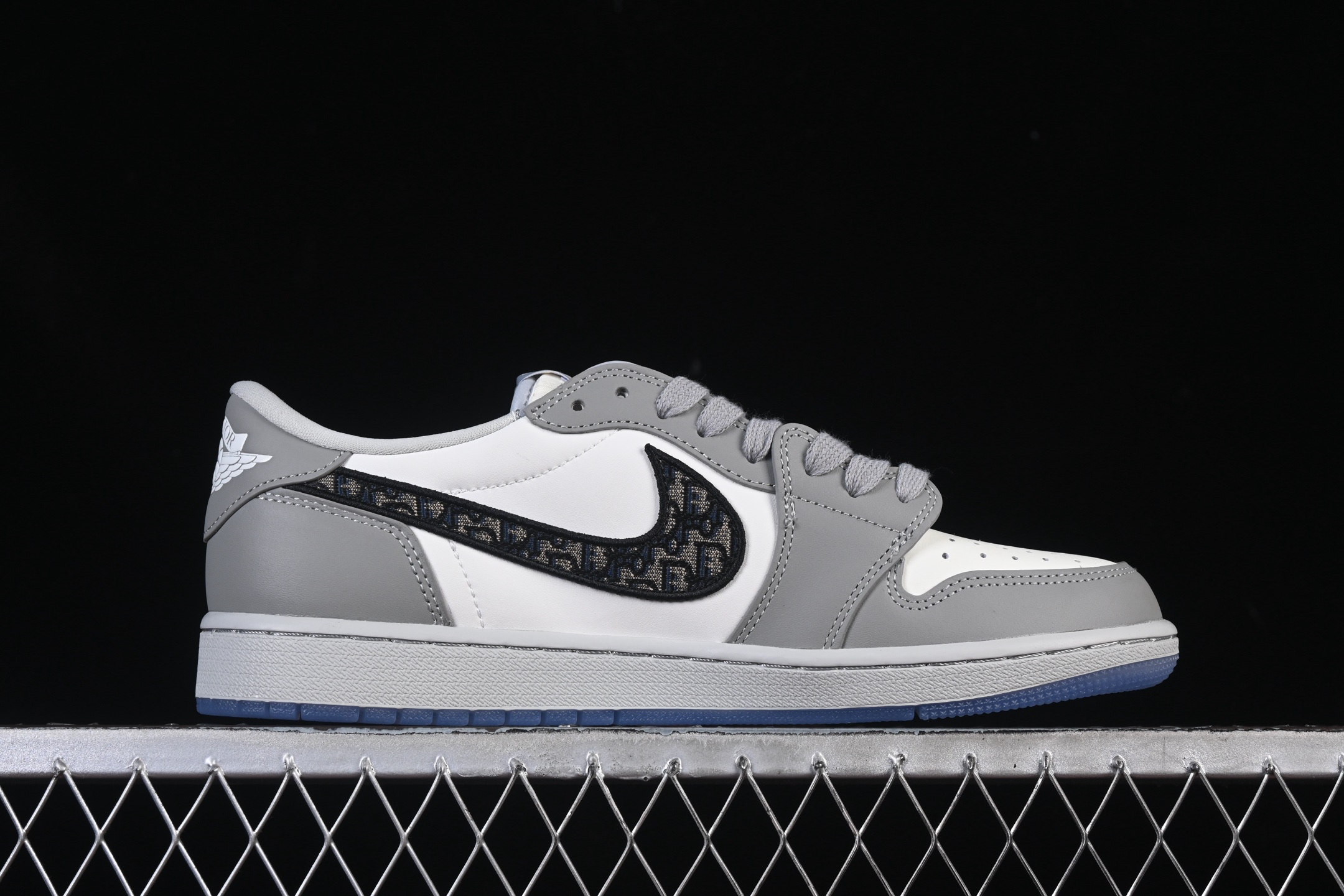💰340纯原
Dior x Air Jordan 1 Low AJ1 乔1迪奥联名白灰低帮 CN8608-002
#官方原盒 防尘袋 鞋带 配件齐全 附赠激光雕刻花纹鞋垫一副（退货配件不可遗失）
尺码：36 36.5 37.5 38 38.5 39 40 40.5 41 42 42.5 43 44 44.5 45 46 47.5 WME5
