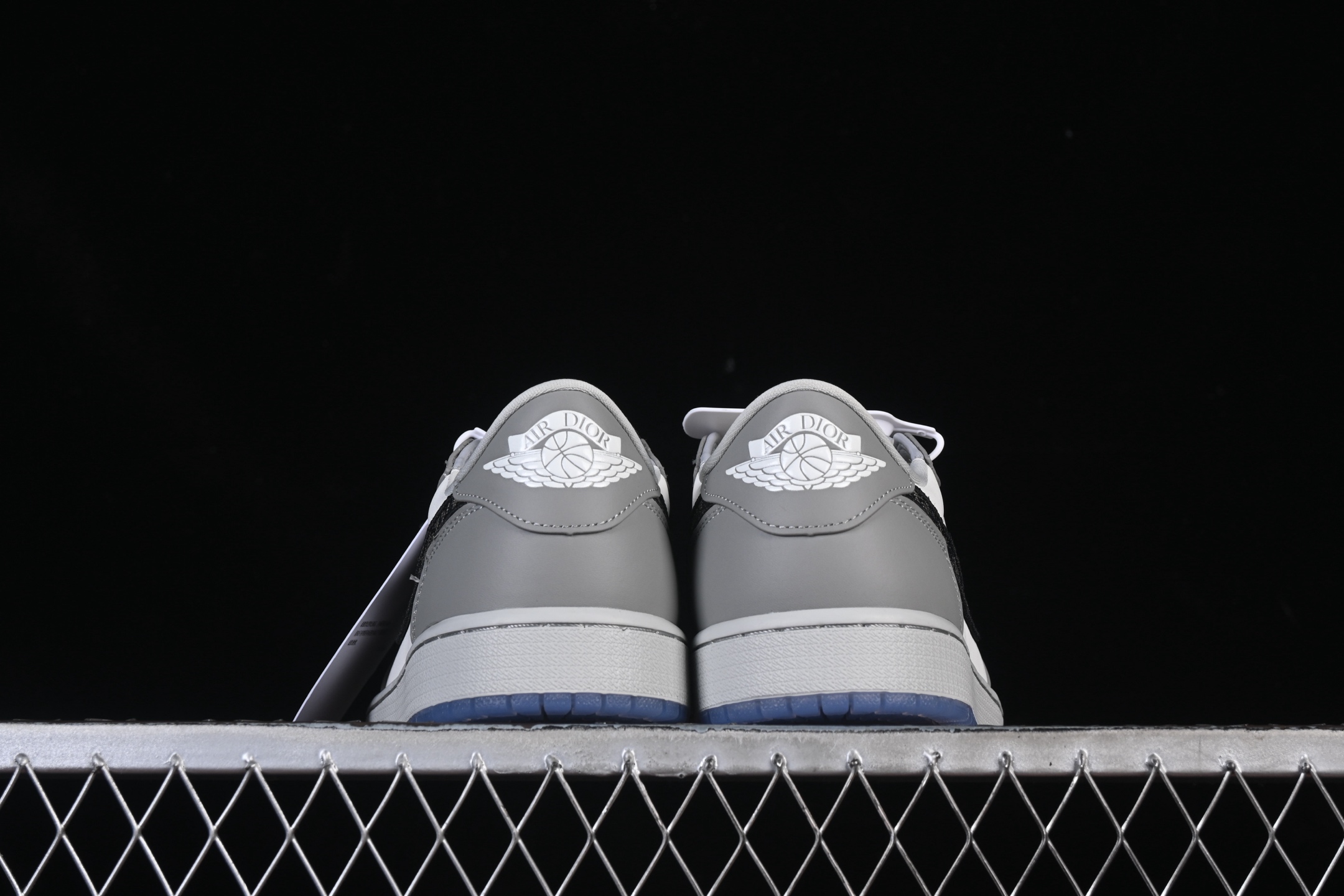 💰340纯原
Dior x Air Jordan 1 Low AJ1 乔1迪奥联名白灰低帮 CN8608-002
#官方原盒 防尘袋 鞋带 配件齐全 附赠激光雕刻花纹鞋垫一副（退货配件不可遗失）
尺码：36 36.5 37.5 38 38.5 39 40 40.5 41 42 42.5 43 44 44.5 45 46 47.5 WME5