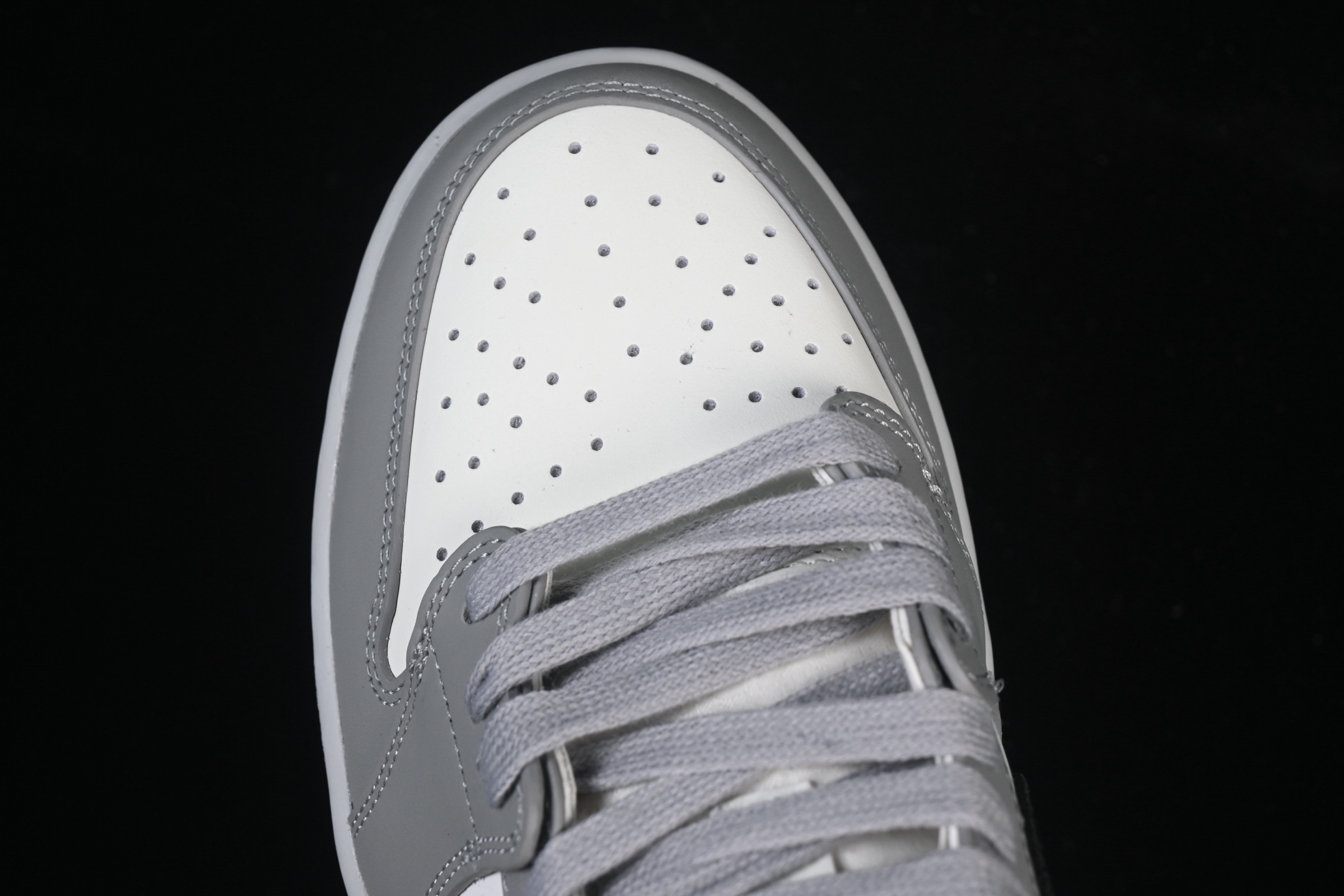 💰340纯原
Dior x Air Jordan 1 Low AJ1 乔1迪奥联名白灰低帮 CN8608-002
#官方原盒 防尘袋 鞋带 配件齐全 附赠激光雕刻花纹鞋垫一副（退货配件不可遗失）
尺码：36 36.5 37.5 38 38.5 39 40 40.5 41 42 42.5 43 44 44.5 45 46 47.5 WME5