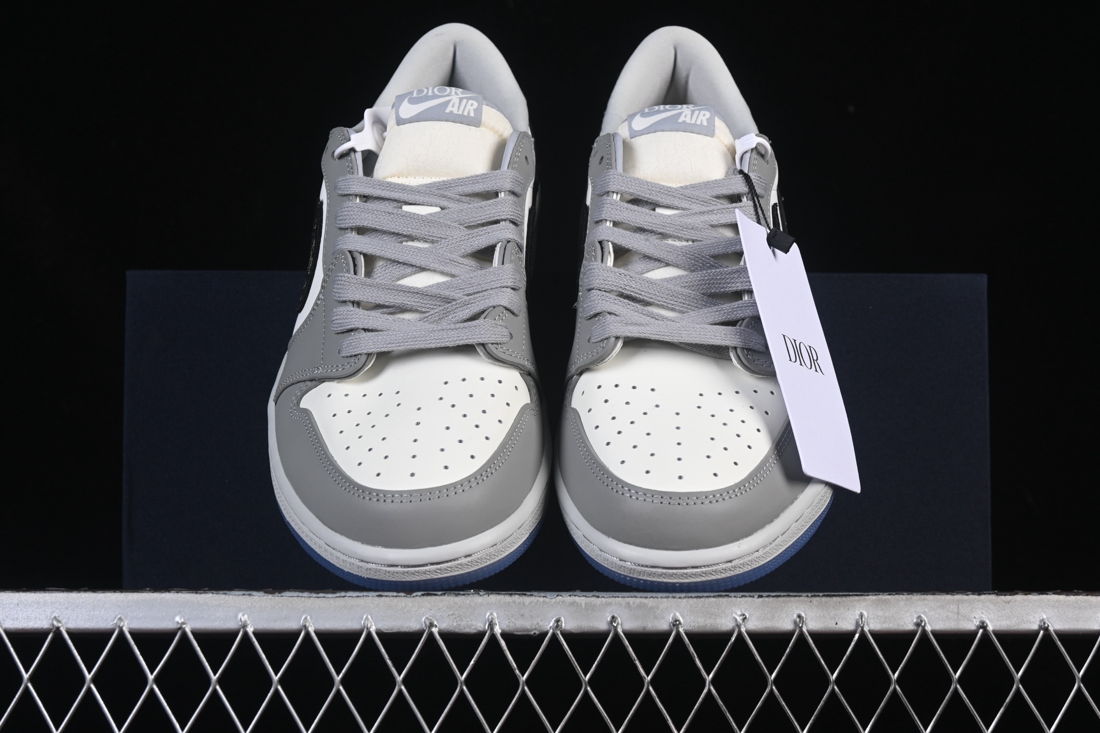 💰340纯原
Dior x Air Jordan 1 Low AJ1 乔1迪奥联名白灰低帮 CN8608-002
#官方原盒 防尘袋 鞋带 配件齐全 附赠激光雕刻花纹鞋垫一副（退货配件不可遗失）
尺码：36 36.5 37.5 38 38.5 39 40 40.5 41 42 42.5 43 44 44.5 45 46 47.5 WME5