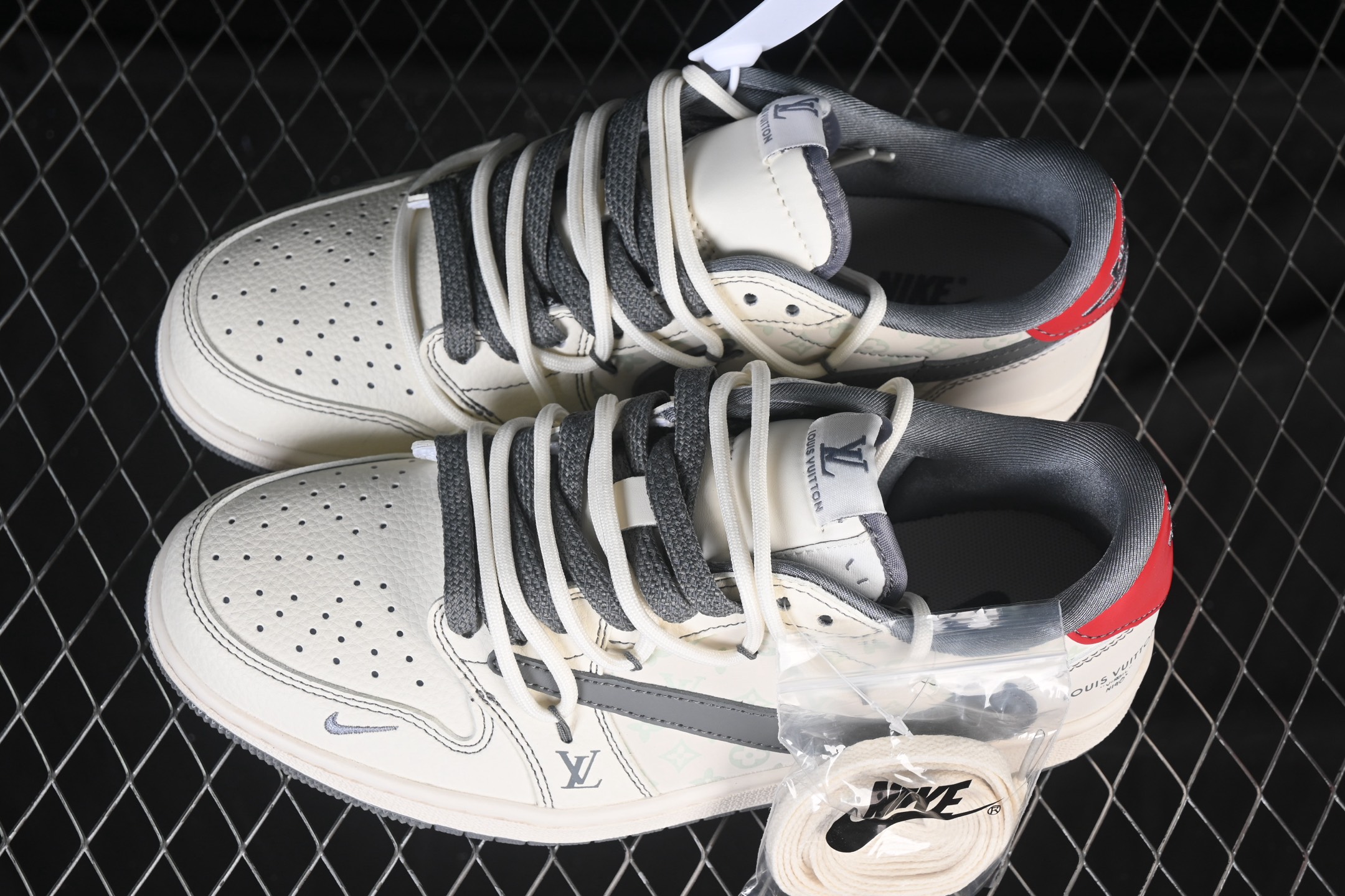 💰300公司级💰360纯原
Travis Scott x Fragment Design x Air Jordan 1 Low OG SP AJ1 乔1 LV联名 米灰印花红标 低帮文化休闲板鞋 HT5088-605
#多方联名合作融合了Travis Scott 独特的音乐风格，藤原浩个性的设计风格以及Jordan品牌的经典元素 使其成为一双具有独特身份和价值的鞋子 清新而立体的外观加上联名标识更突出了其独特身份 这种配色方案显示出活力和时尚感 在视觉上引人注目 鞋身的质感和细腻的细节处理使其显得高端而格调十足 这款“倒钩”联名是设计与创意完美结合 融合多方的个性风格是一款备受瞩目的潮流鞋款
尺码：36 36.5 37.5 38 38.5 39 40 40.5 41 42 42.5 43 44 44.5 45 9.E5