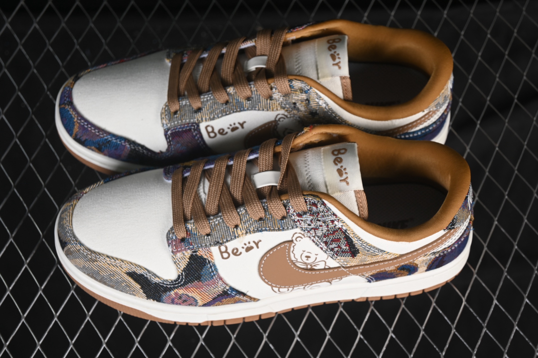 💰280公司级💰360纯原
 Nike SB Dunk Low 复古织布小熊 高端定制 低帮休闲板鞋 SC0601-459
#定制鞋盒 大厂纯原品质出货 超高清洁度 皮料切割干净无任何毛边 细节完美 
尺码：36 36.5 37.5 38 38.5 39 40 40.5 41 42 42.5 43 44 44.5 45 9.E5