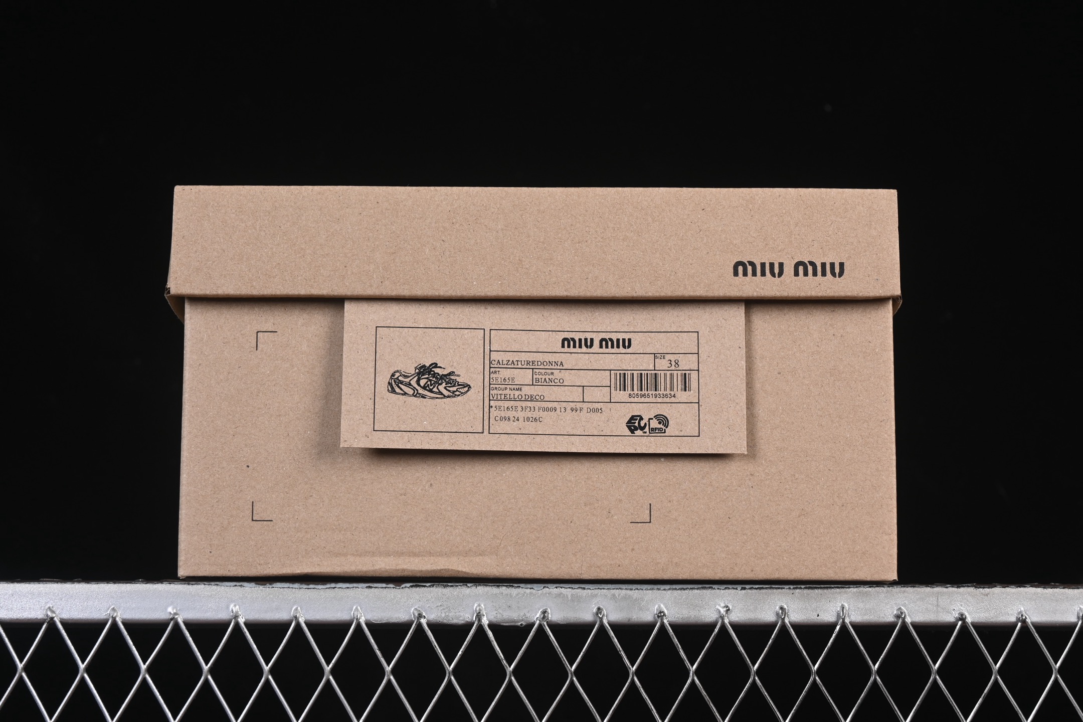 💰380纯原
 MiuMiu x New Balance 530系列 意大利奢侈品牌/缪缪联名款低帮经典复古休闲运动慢跑 做旧白
#鞋款采用解构和轻盈的设计，彷旧的布料包覆着 New Balance 530的轮廓，刻意磨损、不均匀的皮革色调，让波鞋多了不同的个性 这款联名鞋款配有双鞋带设计，包括白色、橙色、棕色和黄色鞋带，营造出随性系起的感觉，为整体感又多了几分 Boyish 以及率性感
尺码：35 36 37 37.5 38 38.5 39.5 40 40.5 41.5 42 42.5 43.5 44 AJE5