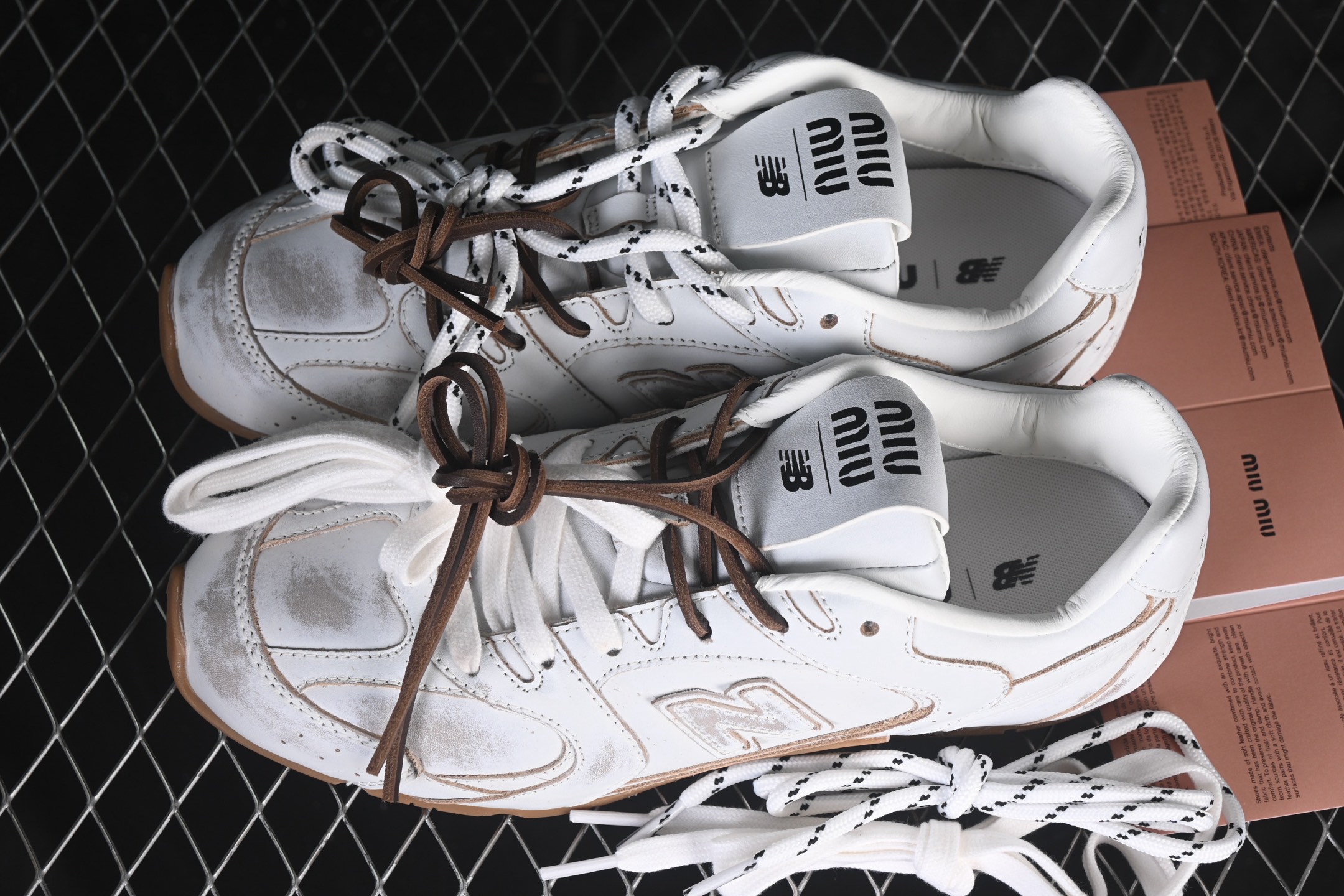 💰380纯原
 MiuMiu x New Balance 530系列 意大利奢侈品牌/缪缪联名款低帮经典复古休闲运动慢跑 做旧白
#鞋款采用解构和轻盈的设计，彷旧的布料包覆着 New Balance 530的轮廓，刻意磨损、不均匀的皮革色调，让波鞋多了不同的个性 这款联名鞋款配有双鞋带设计，包括白色、橙色、棕色和黄色鞋带，营造出随性系起的感觉，为整体感又多了几分 Boyish 以及率性感
尺码：35 36 37 37.5 38 38.5 39.5 40 40.5 41.5 42 42.5 43.5 44 AJE5