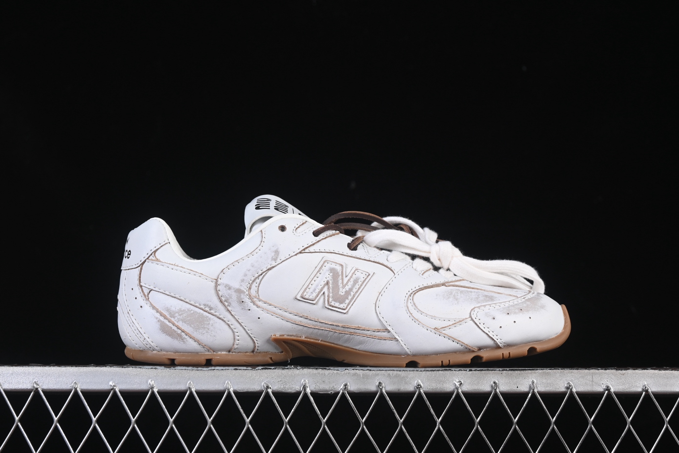 💰380纯原
 MiuMiu x New Balance 530系列 意大利奢侈品牌/缪缪联名款低帮经典复古休闲运动慢跑 做旧白
#鞋款采用解构和轻盈的设计，彷旧的布料包覆着 New Balance 530的轮廓，刻意磨损、不均匀的皮革色调，让波鞋多了不同的个性 这款联名鞋款配有双鞋带设计，包括白色、橙色、棕色和黄色鞋带，营造出随性系起的感觉，为整体感又多了几分 Boyish 以及率性感
尺码：35 36 37 37.5 38 38.5 39.5 40 40.5 41.5 42 42.5 43.5 44 AJE5