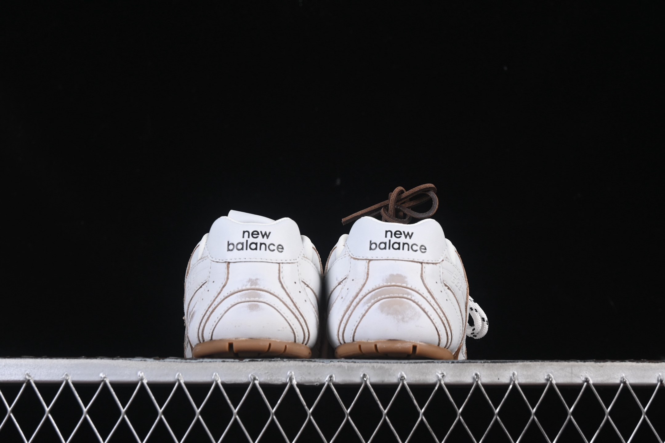 💰380纯原
 MiuMiu x New Balance 530系列 意大利奢侈品牌/缪缪联名款低帮经典复古休闲运动慢跑 做旧白
#鞋款采用解构和轻盈的设计，彷旧的布料包覆着 New Balance 530的轮廓，刻意磨损、不均匀的皮革色调，让波鞋多了不同的个性 这款联名鞋款配有双鞋带设计，包括白色、橙色、棕色和黄色鞋带，营造出随性系起的感觉，为整体感又多了几分 Boyish 以及率性感
尺码：35 36 37 37.5 38 38.5 39.5 40 40.5 41.5 42 42.5 43.5 44 AJE5