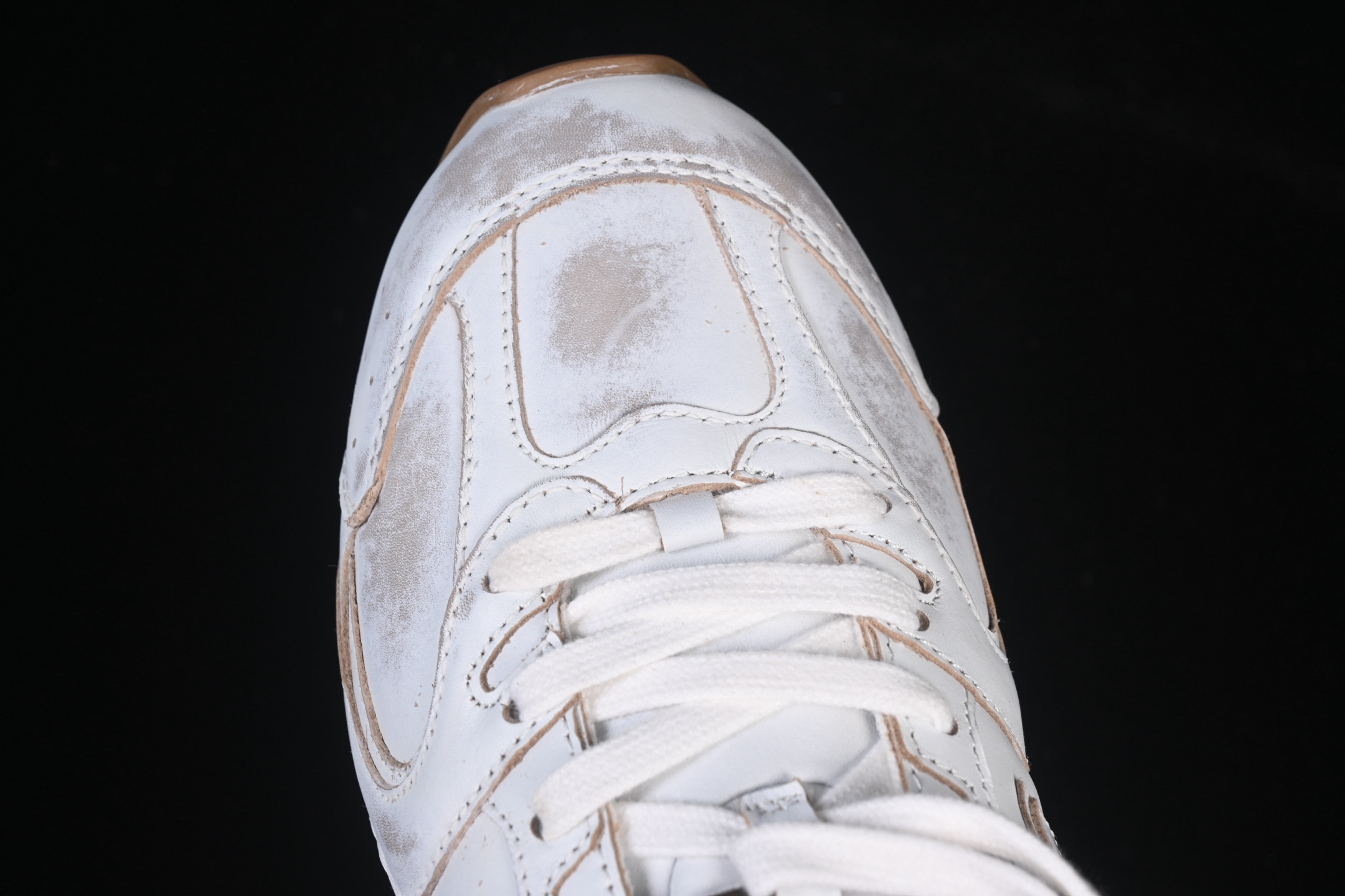 💰380纯原
 MiuMiu x New Balance 530系列 意大利奢侈品牌/缪缪联名款低帮经典复古休闲运动慢跑 做旧白
#鞋款采用解构和轻盈的设计，彷旧的布料包覆着 New Balance 530的轮廓，刻意磨损、不均匀的皮革色调，让波鞋多了不同的个性 这款联名鞋款配有双鞋带设计，包括白色、橙色、棕色和黄色鞋带，营造出随性系起的感觉，为整体感又多了几分 Boyish 以及率性感
尺码：35 36 37 37.5 38 38.5 39.5 40 40.5 41.5 42 42.5 43.5 44 AJE5