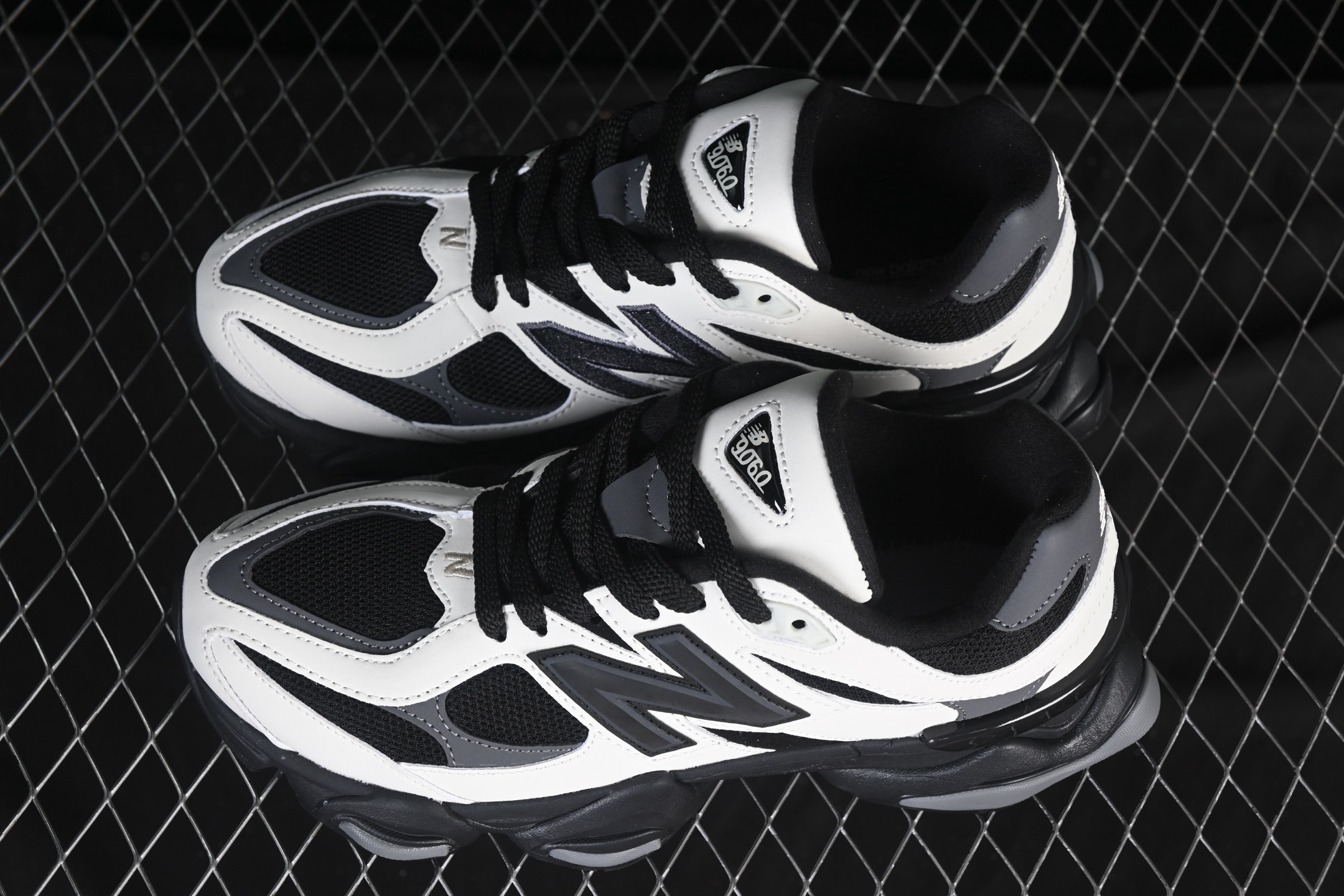 💰190纯原
 New Balance NB9060 复古休闲运动慢跑鞋 U9060ZBS
#最强性价版 采用大面积网眼以及麂皮材质覆盖鞋身，还原经典气质。搭载ABZORB避震科技，由泡沫聚酯制成，上脚可以有效减少由鞋底反弹对身体及双腿的冲击力
尺码：36 37 37.5 38 38.5 39 40 40.5 41 42 42.5 43 44 44.5 45 46.5 F.C3