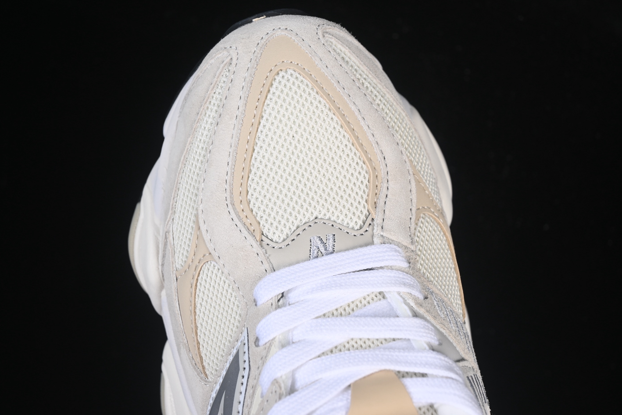 💰190纯原
New Balance NB9060 复古休闲运动慢跑鞋 U9060TAT
#最强性价版 采用大面积网眼以及麂皮材质覆盖鞋身，还原经典气质。搭载ABZORB避震科技，由泡沫聚酯制成，上脚可以有效减少由鞋底反弹对身体及双腿的冲击力
尺码：36 37 37.5 38 38.5 39 40 40.5 41 42 42.5 43 44 44.5 45 46.5 F.C3