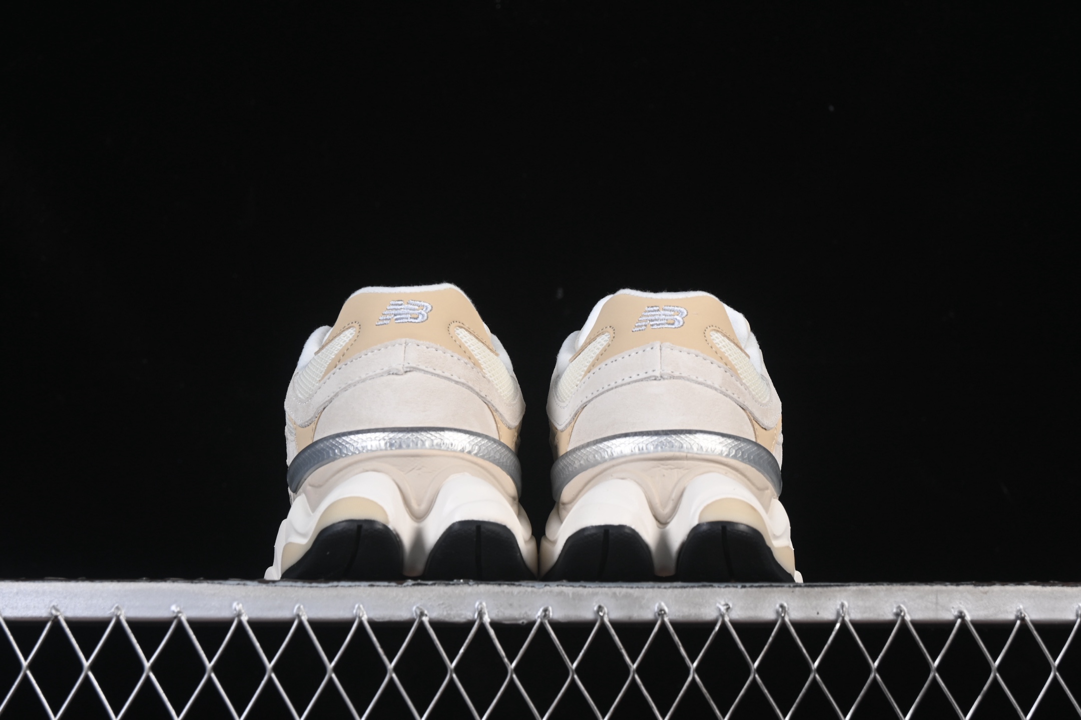 💰190纯原
New Balance NB9060 复古休闲运动慢跑鞋 U9060TAT
#最强性价版 采用大面积网眼以及麂皮材质覆盖鞋身，还原经典气质。搭载ABZORB避震科技，由泡沫聚酯制成，上脚可以有效减少由鞋底反弹对身体及双腿的冲击力
尺码：36 37 37.5 38 38.5 39 40 40.5 41 42 42.5 43 44 44.5 45 46.5 F.C3